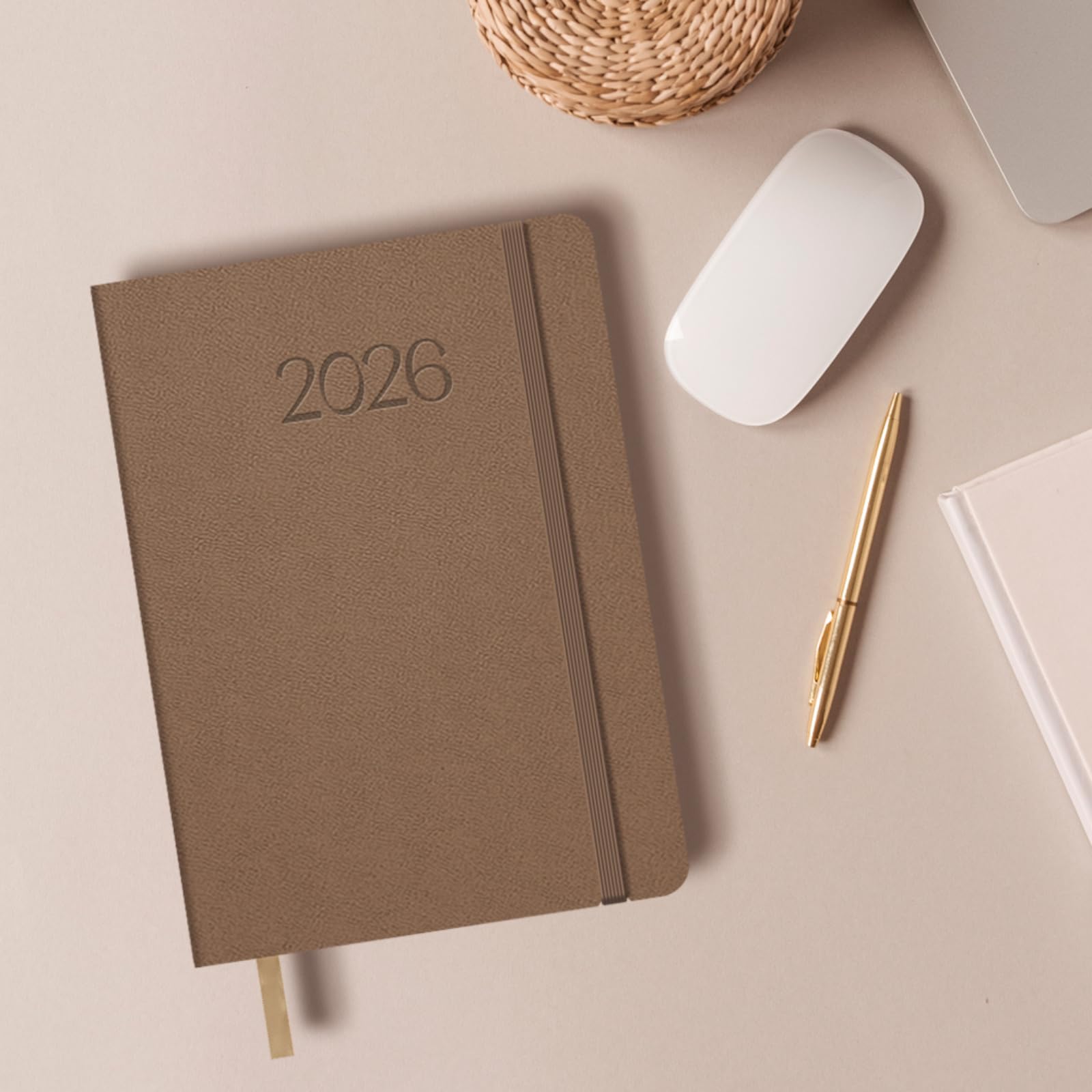 Dohe - Agenda 2026 - Día Página, Tamaño A5 (14x20 cm), Tapa Flexible de Polipiel, Cierre con Goma Elástica, 12 Meses Enero a Diciembre, Planificador Anual en Español - Manhattan Cámel