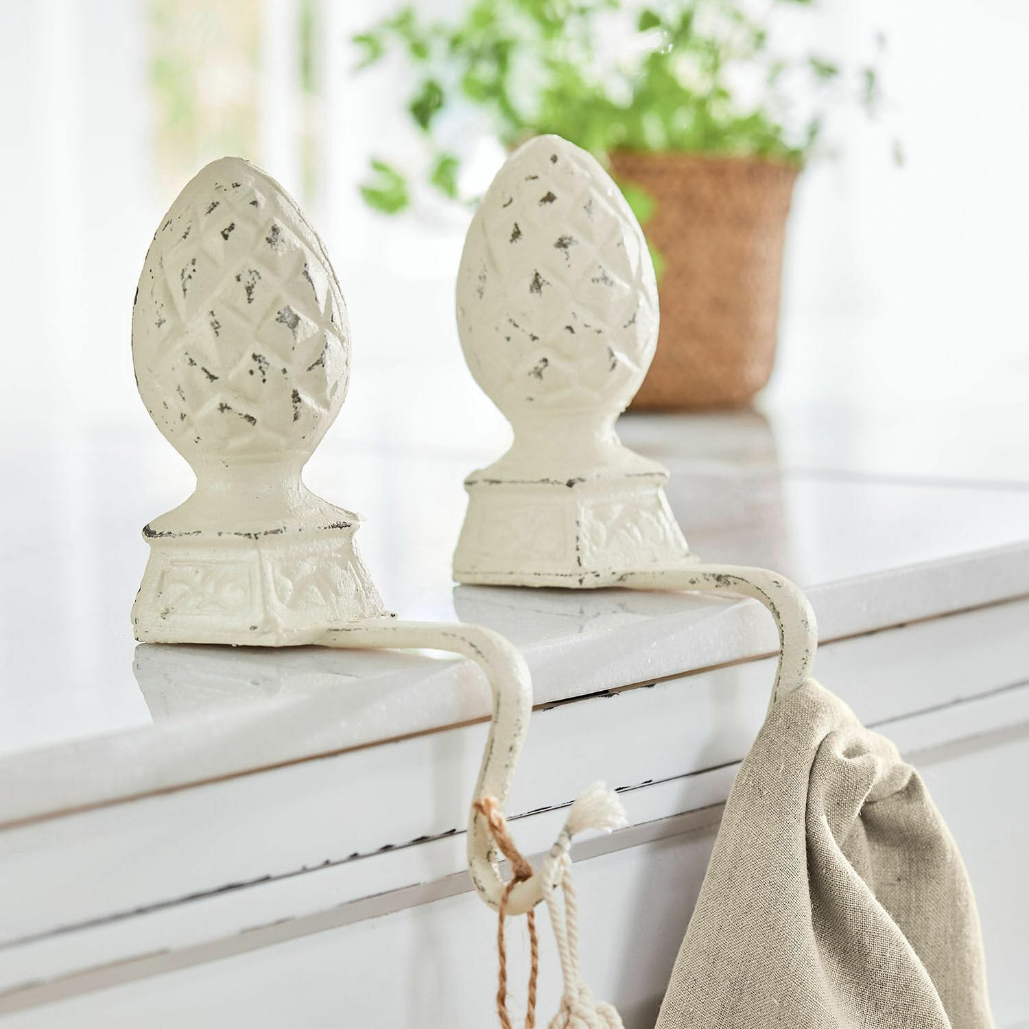Loberon Lucielle Lot de 2 Crochets Pomme de pin - Für's Regal Oder Die Kaminkonsole - pour Les Voyages et Les Loisirs, Blanc Vieilli