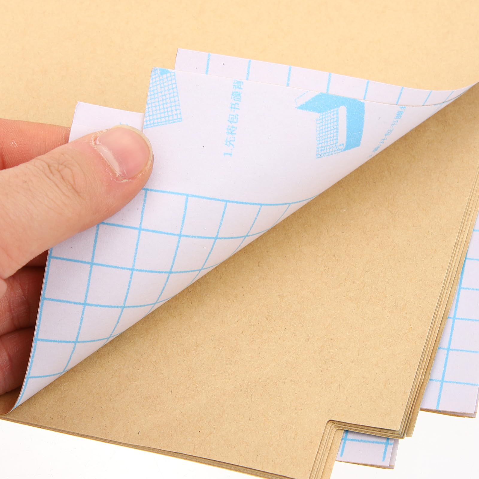 Amosfun Set de 30 Hojas de Papel Kraft Autoadhesivo para Forrar Libros y Cuadernos, Cubiertas Protectoras Superficie para Escribir, Tamaños Grande, Mediano y Pequeño