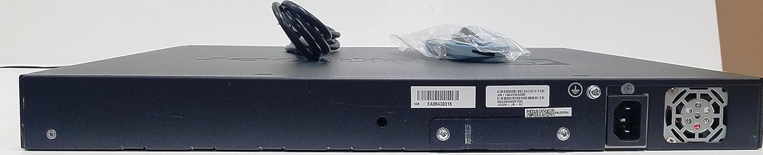 Pozadi view Juniper J2320 rutera sa oznakama za napajanje i serijski broj