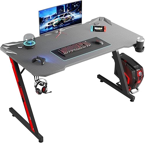Shahoo Escritorio para juegos de PC de 44 pulgadas con superficie de fibra de carbono en forma de Z con soporte para tazas y gancho para
