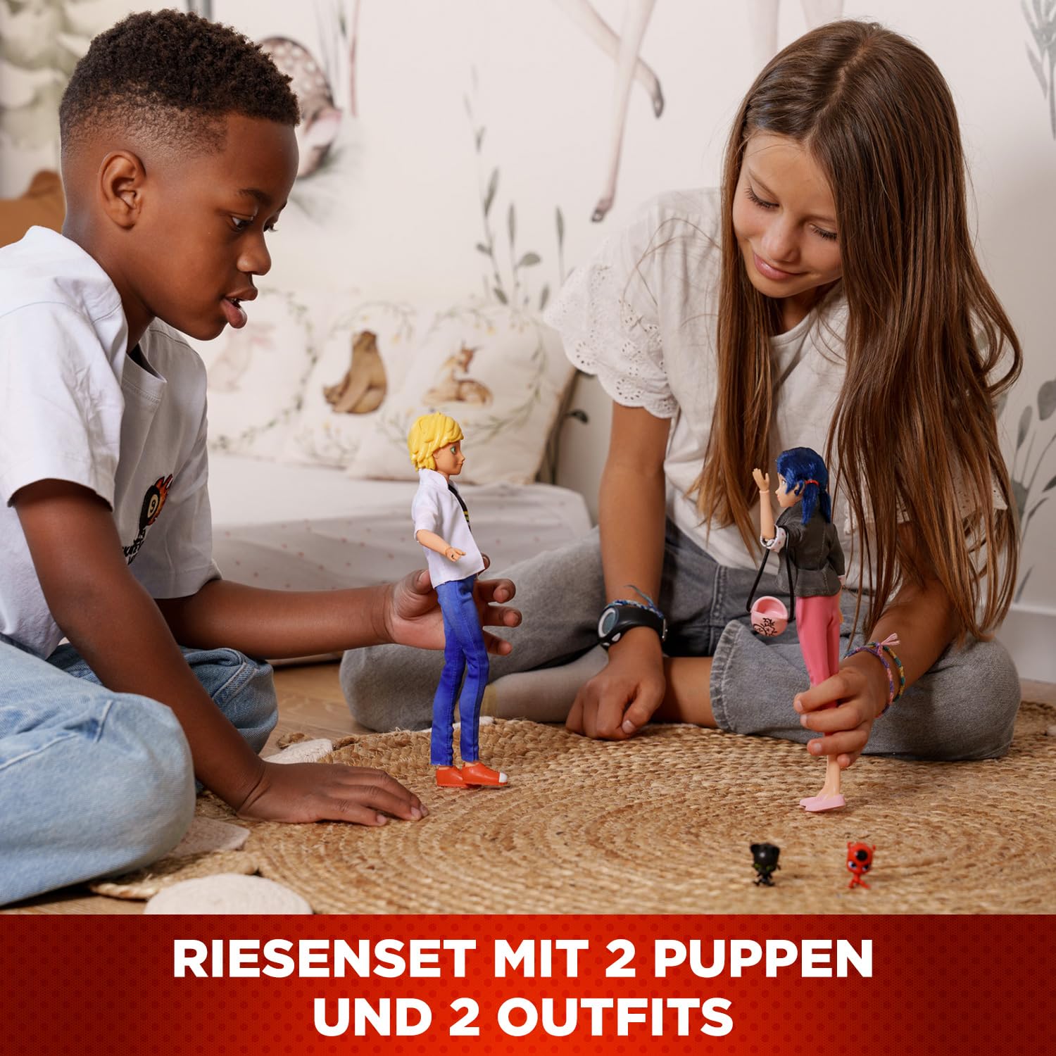 BANDAI – Miraculous – 2er-Pack Marinette und Adrien Puppen mit 2 Outfits (Ladybug & Cat Noir), Zubehör – Miraculous Geschenkbox 2 Figuren 26cm – Geschenkidee Kinder – Spielzeug ab 4 Jahren – P50359