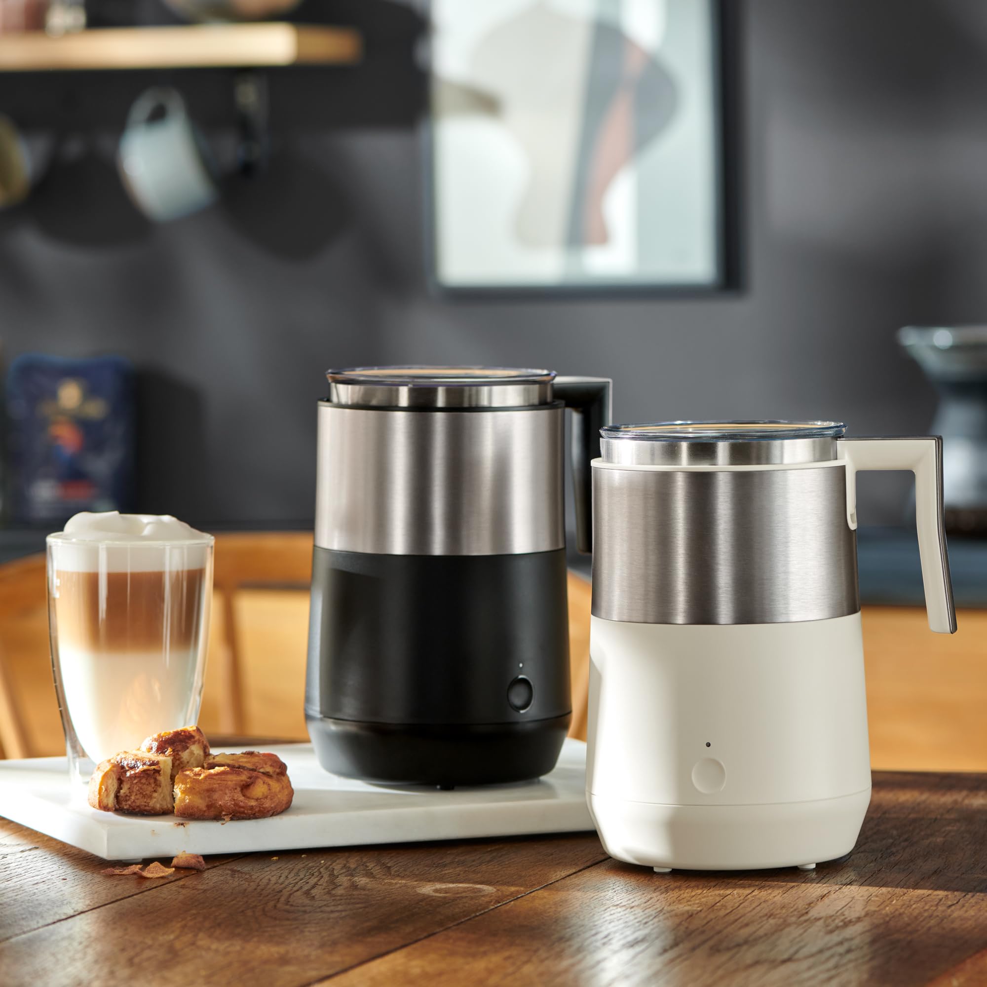 Tchibo Induktions-Milchaufschäumer, ohne Anbrennen, spülmaschinengeeigneter Rührbehälter, warmer und kalter Milchschaum, für Latte Macchiato, Cappuccino und Kakao, Cremeweiß
