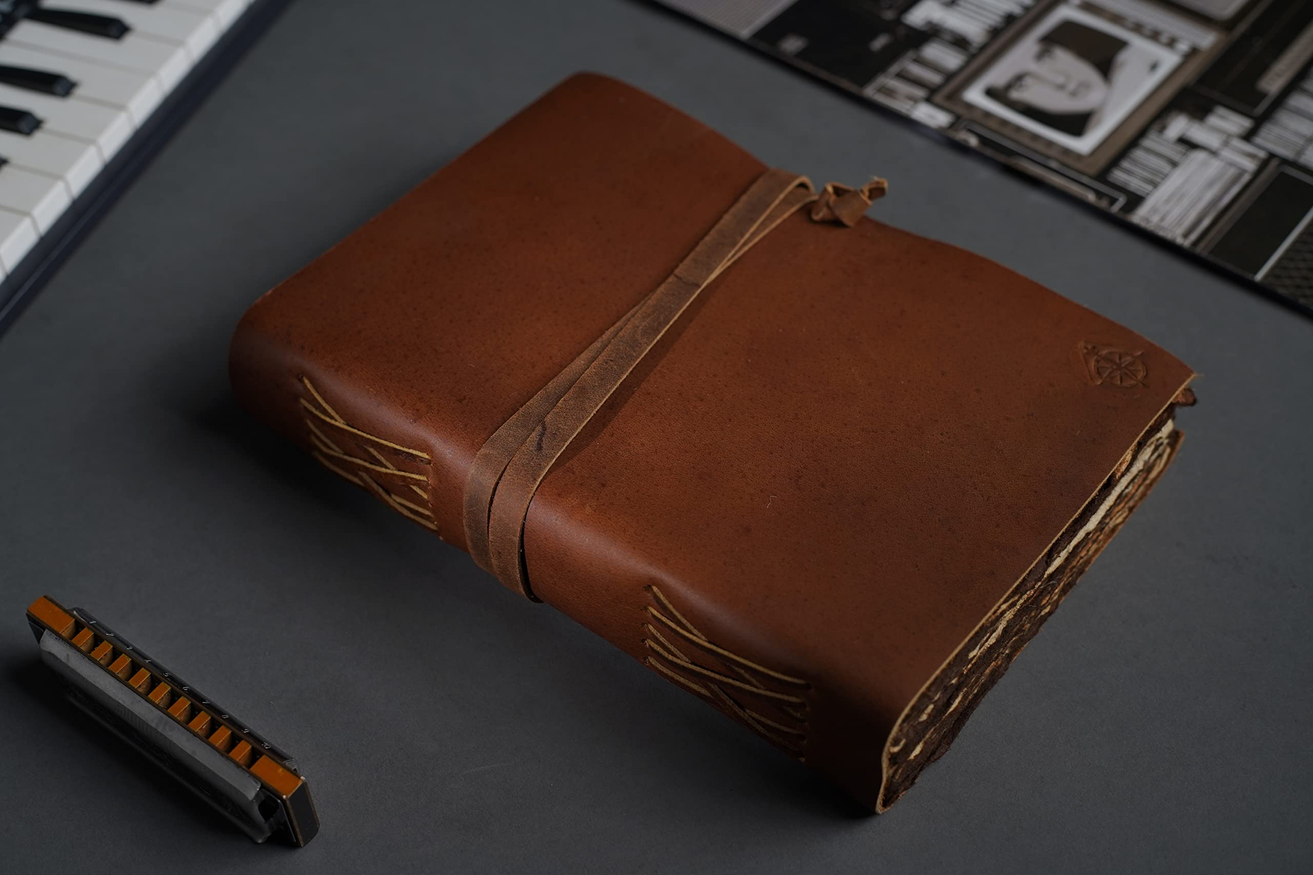 Wanderings Vintage-Tagebuch aus Leder – 15x23cm – Antikes, Handgefertigtes Tagebuch mit Ledereinband und Altmodischem, Liniertem Büttenpapier – zum Schreiben, Buch der Schatten, Zauberbuch, Skizzieren
