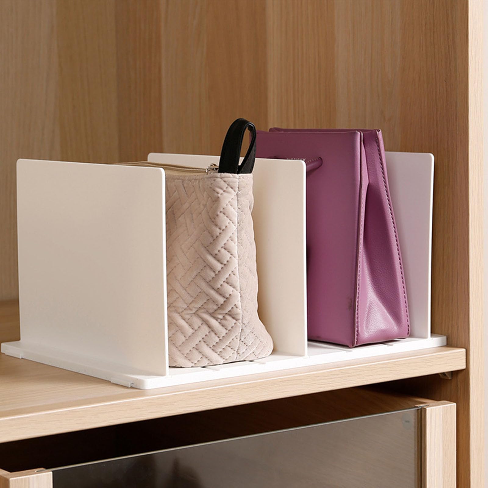 Séparateur de sac à main vertical contre le désordre des étagères de garde-robe