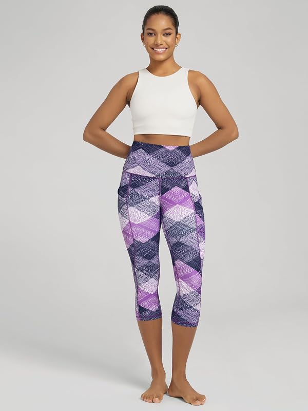 ODODOS Women's High Waisted Pattern Yoga Capri Leggings with Pockets, Tummy Control Non See Through Sports Athletic Workout Running Capris, SketchedChevron, Medium image 3