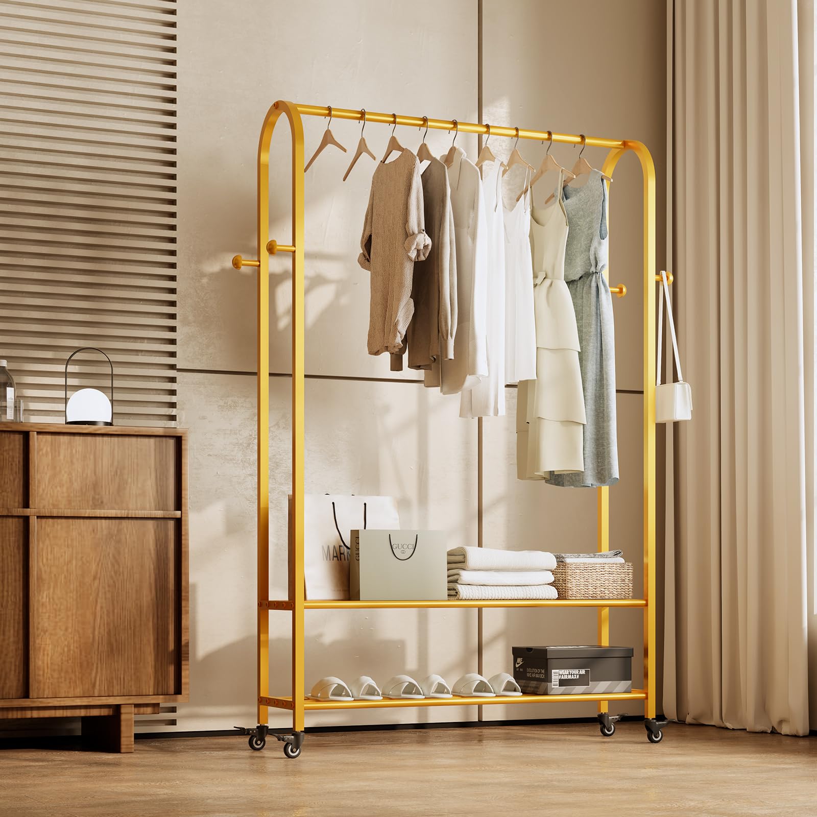 Kleiderständer auf Rollen 110 cm, Garderobenständer Metall mit 2 Ablagen und 4 Haken, Mobiler Kleiderständer mit Feststellbaren Rollen, Bogenförmiges Design, Robust & Elegant (Gold)
