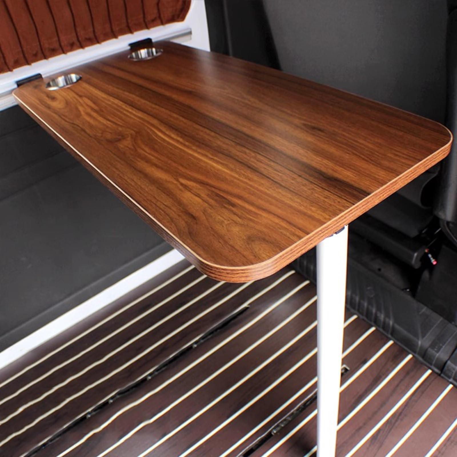 Station de travail compacte en bois pliable avec évier pour optimiser l'espace en van