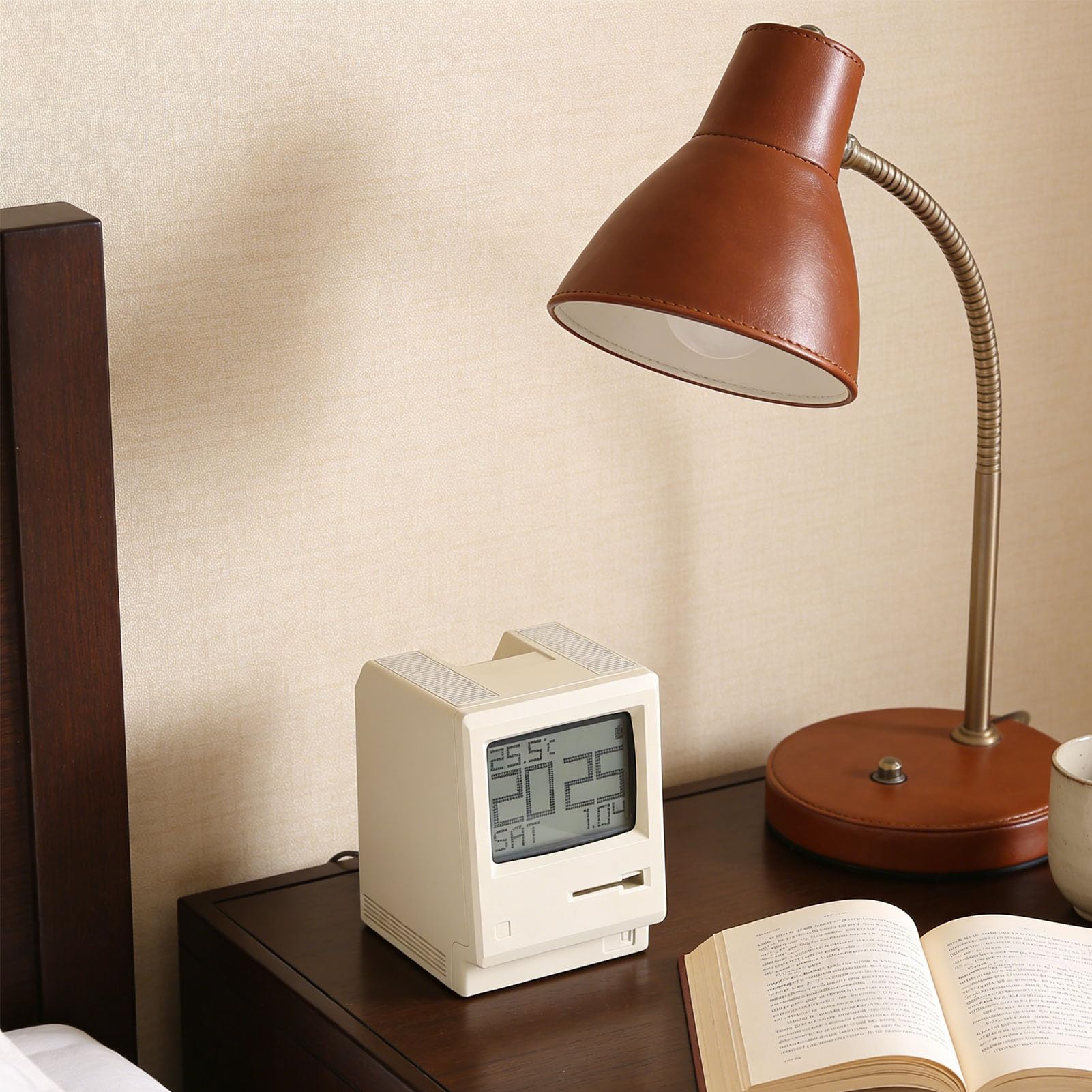Reloj Despertador Retro de Píxeles, Reloj de Escritorio Estilo Computadora de los Años 1984, Calendario, Temperatura, Brillo Ajustable, Regalos Tecnológicos