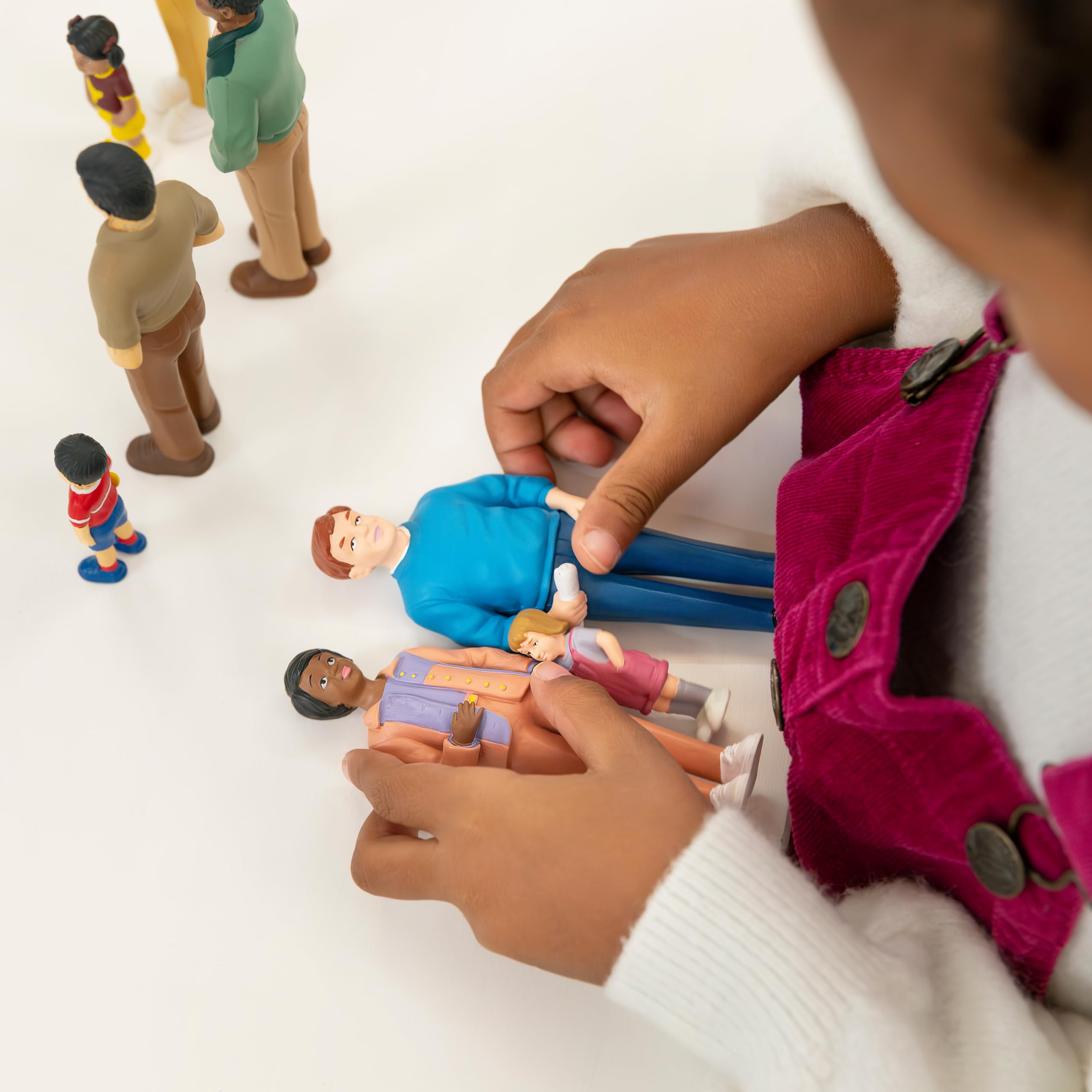 Miniland Diverse families of the world. Set of 9 hand painted dolls, Multicolor - Image 2