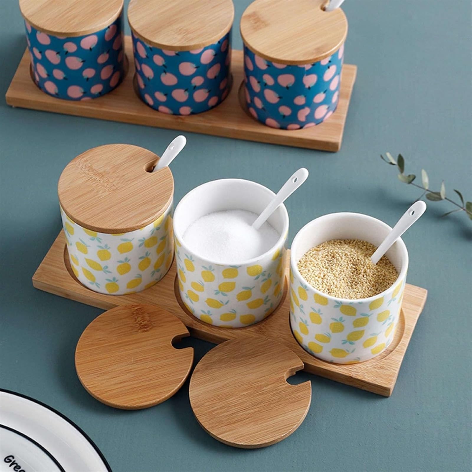 Barattolo for Zucchero in Ceramica, zuccheriera con Simpatico Cartone Animato con Cucchiaio, Contenitore for Zucchero con Motivo a Frutta, zuccheriera con Coperchio in legno-mela-200ML(Lemon)