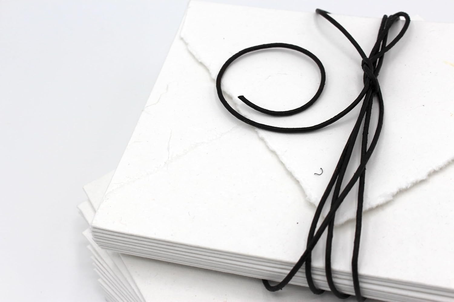 White Handmade 5.25 x 7.25 Deckled Edge Envelopes – 300 GSM – Pack of 25 – Wedding Invitations, Calligraphy & Printing