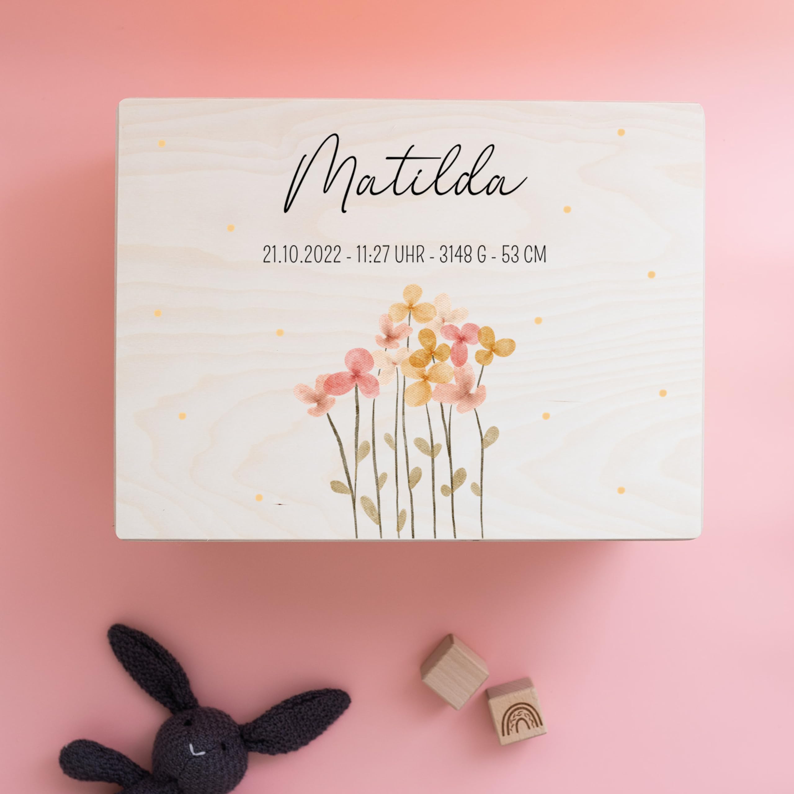 Bärenfreunde - Personalisierte Erinnerungsbox Baby mit Spezial-Druck - Individuelle Baby Erinnerungsbox - Erinnerungskiste aus Holz - Geschenk zur Geburt (M | Klappdeckel,Blumen Punkte)