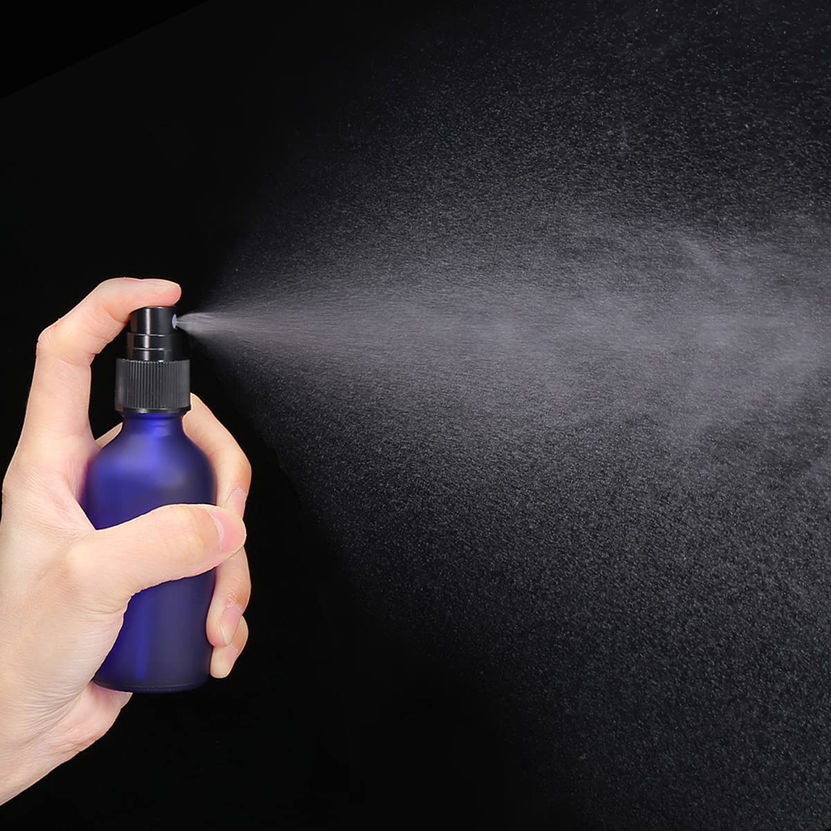 LIYUABU 60 ml matowe niebieskie puste szklane butelki z rozpylaczem, mały rozpylacz mgły, wielokrotnego napełniania, podróżne butelki z rozpylaczem na olejki eteryczne, włosy, aromaterapię, perfumy,