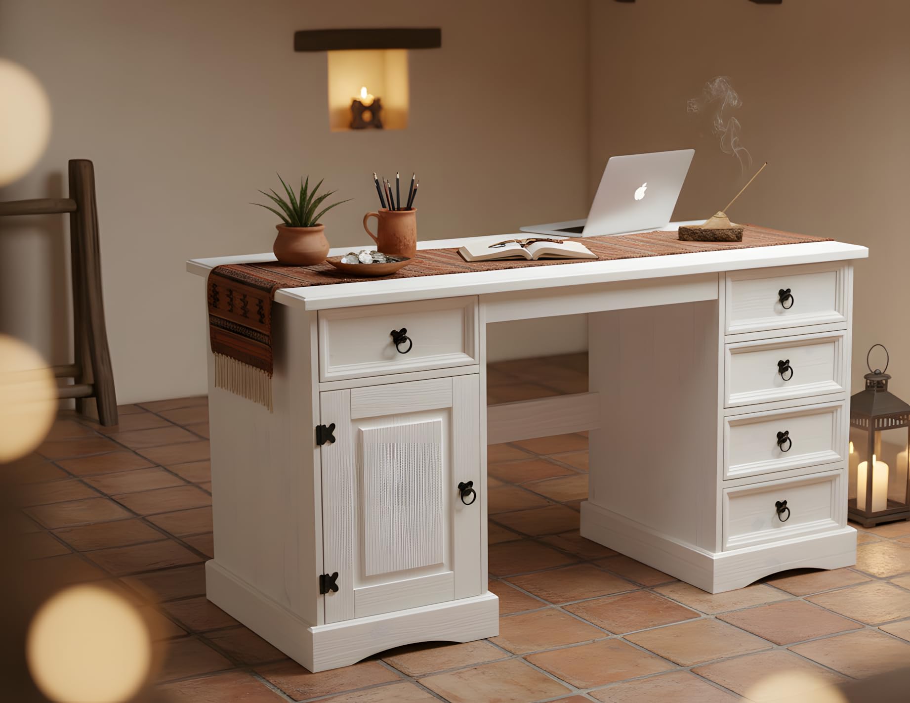 Hacienda-Look – Schreibtisch New Mexiko 5+1 Arbeitstisch PC Computer Büro Tisch weiß – 141x76x47 cm – 5 Schublade(n) – Massive Kiefer – Farbe Weiß – Hacienda-Stil – wärmender Massivholz-Look