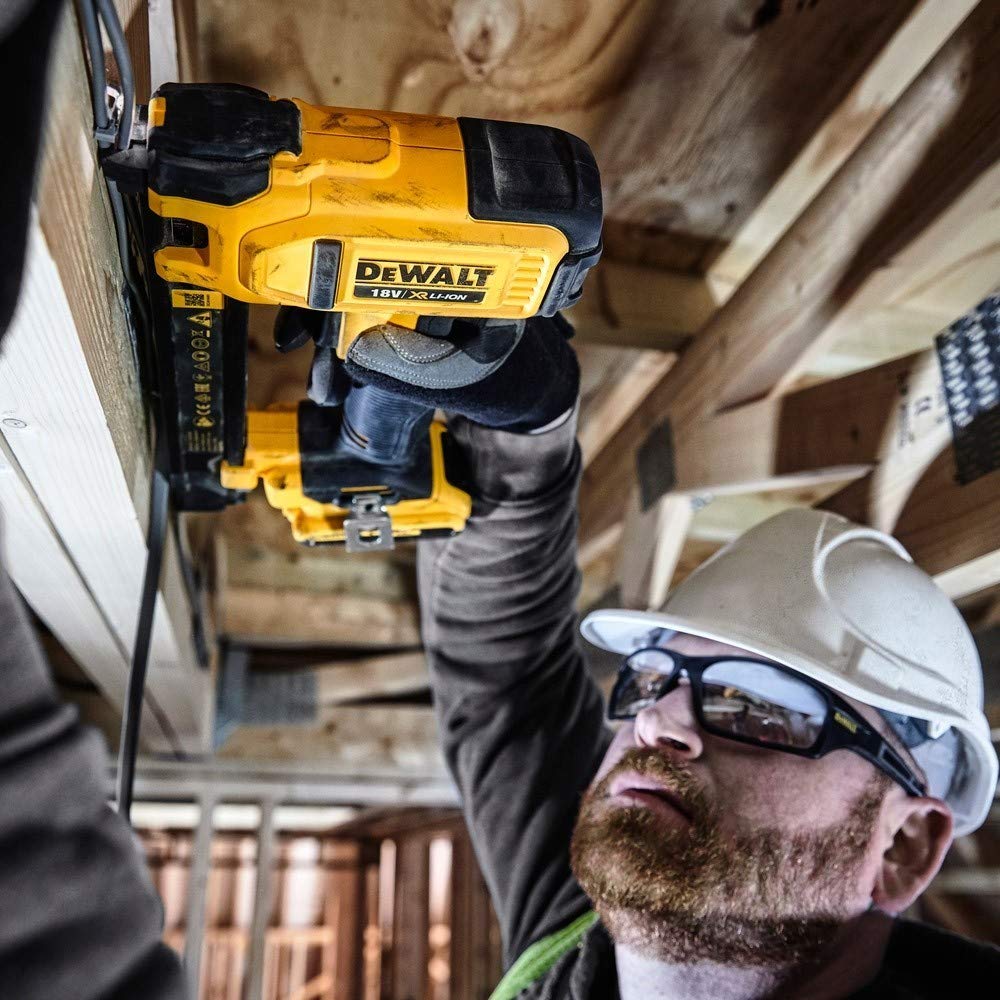 DEWALT - Grapadora de Electricistas sin escobillas XR 18V Li-Ion 2,0Ah Modern Silber Stapler