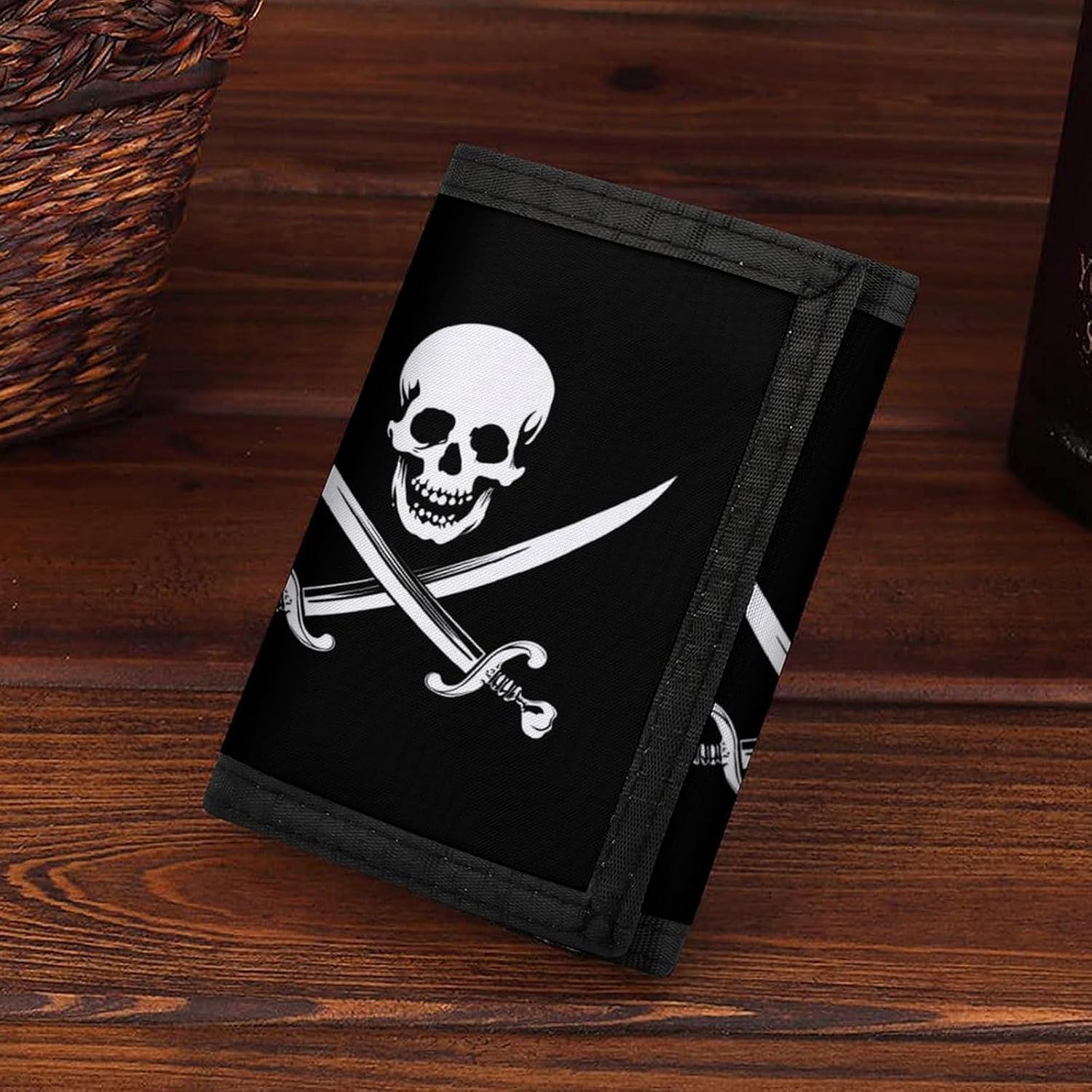 Jolly Roger Skull And Crossbones Trendy Trifold Wallets with Keychain Slim Front Pockets Tri-Fold Wallet