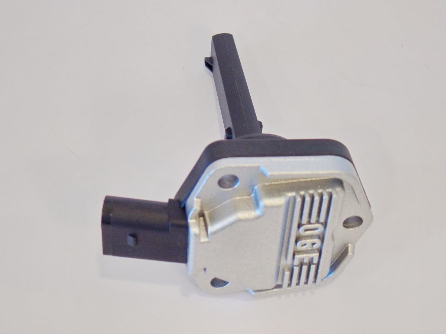 06E907660 Engine Oil Tank Level Sensor Fits: AUDI A3 2006-2012 A4 2005-2009 A6 2006-2009 Q7 2007-2010 RS4 2007-2008 S5 2008 S6 2007-2011 S8 2009 TT 2008-2012
