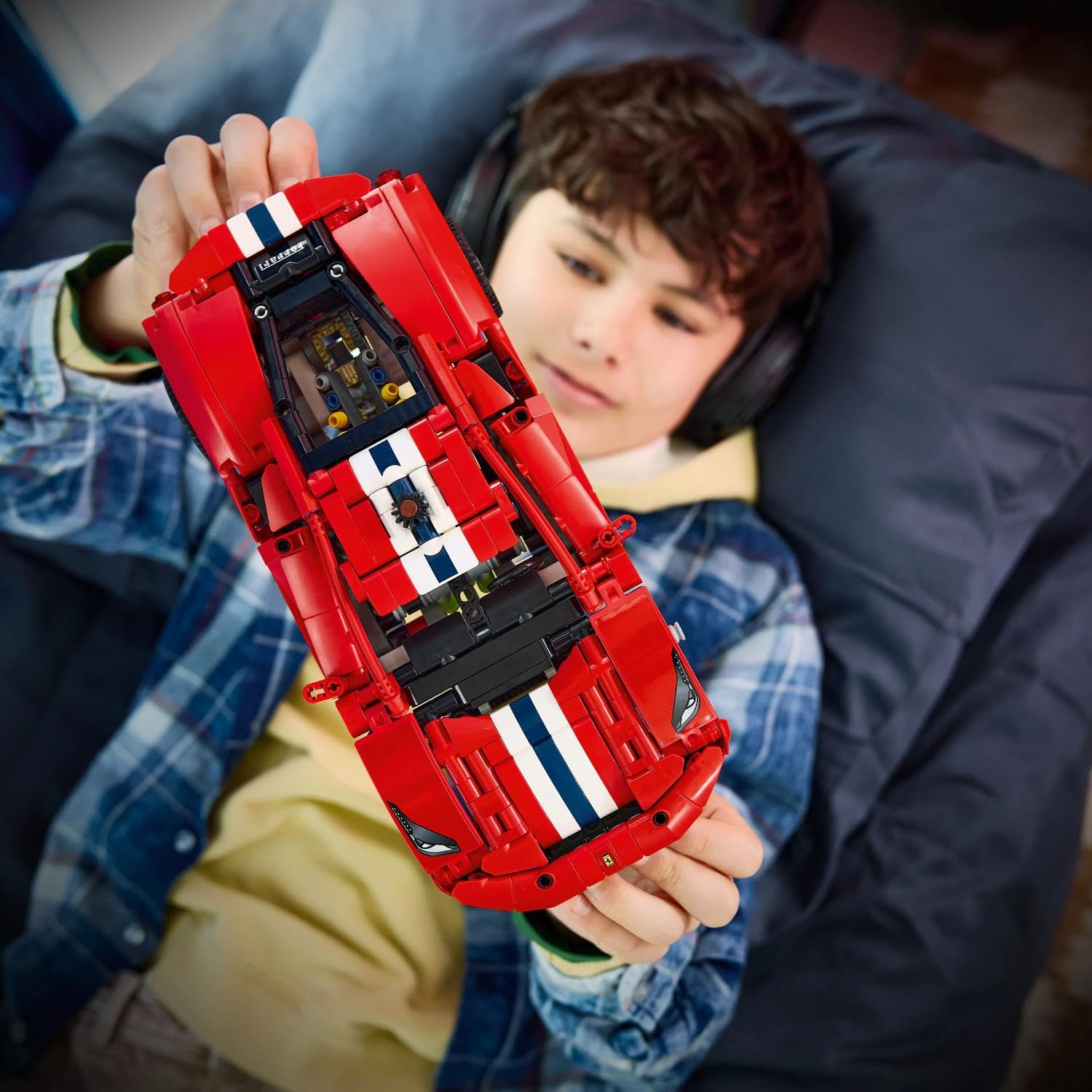 LEGO Technic Auto Ferrari 488 PISTA - Macchina Giocattolo con Motore V8, Sterzo e Differenziale - Decorazione da Cameretta - Regalo per Gamer, Bambini e Fan degli Sport Motoristici da 9 Anni - 42235