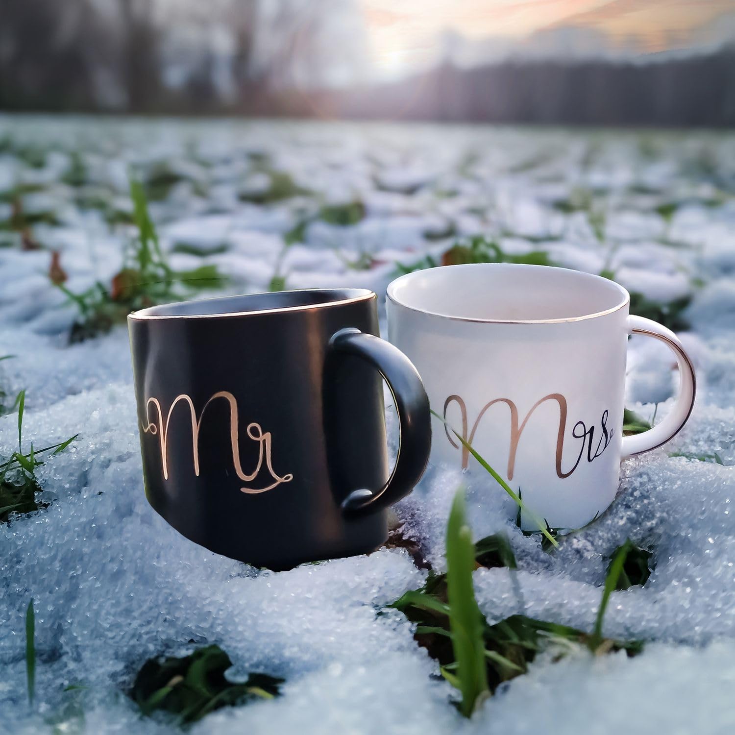 Intirilife Kubek do kawy w kolorze białym i czarnym ze złotą obwódką i napisem Mr and Mrs na każdym kubku - pojemność 300 ml - kubek prezentowy z uchwytem ślubnym