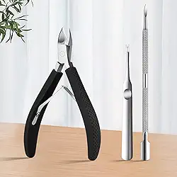Black+Pusher, 1 conjunto de alicate e cortador de cutículas com alça de silicone com empurrador de cutícula, ferramenta de remoção de aço inoxidável para cuidados com as unhas, itens essenciais para