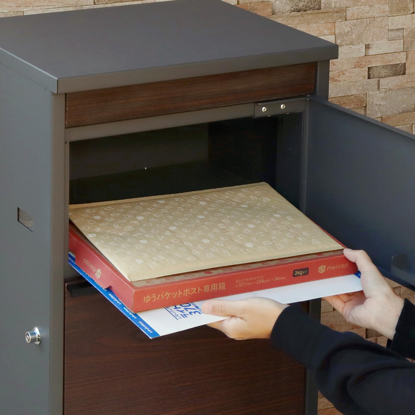 宅配ボックス　宅配BOX 玄関ポスト　木目調　ブラック×ブラウン Amazon.co.jp: MOJYU 宅配ボックス付ポスト Maisie ダークグレー