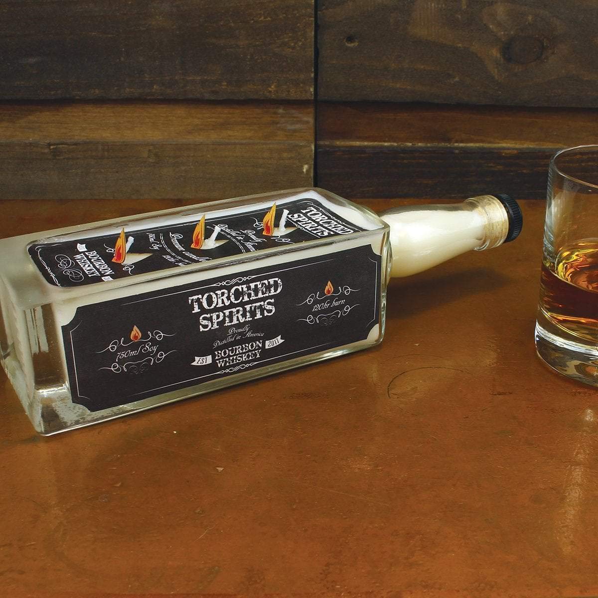 Torched Spirits - Velas perfumadas en botella de whisky, vela de cera de soja natural, fragancia de caramelo y praliné, gran regalo para hombres, amantes del bourbon y el whisky, decoración de cueva