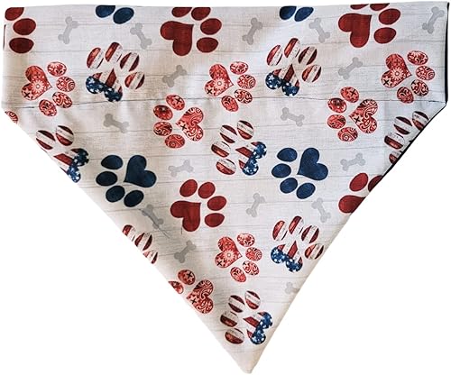 Bandana de perro con estampado de patas patrióticas sobre el collar que se desliza en el tamaño del collar existente de tus perros (pequeño)
