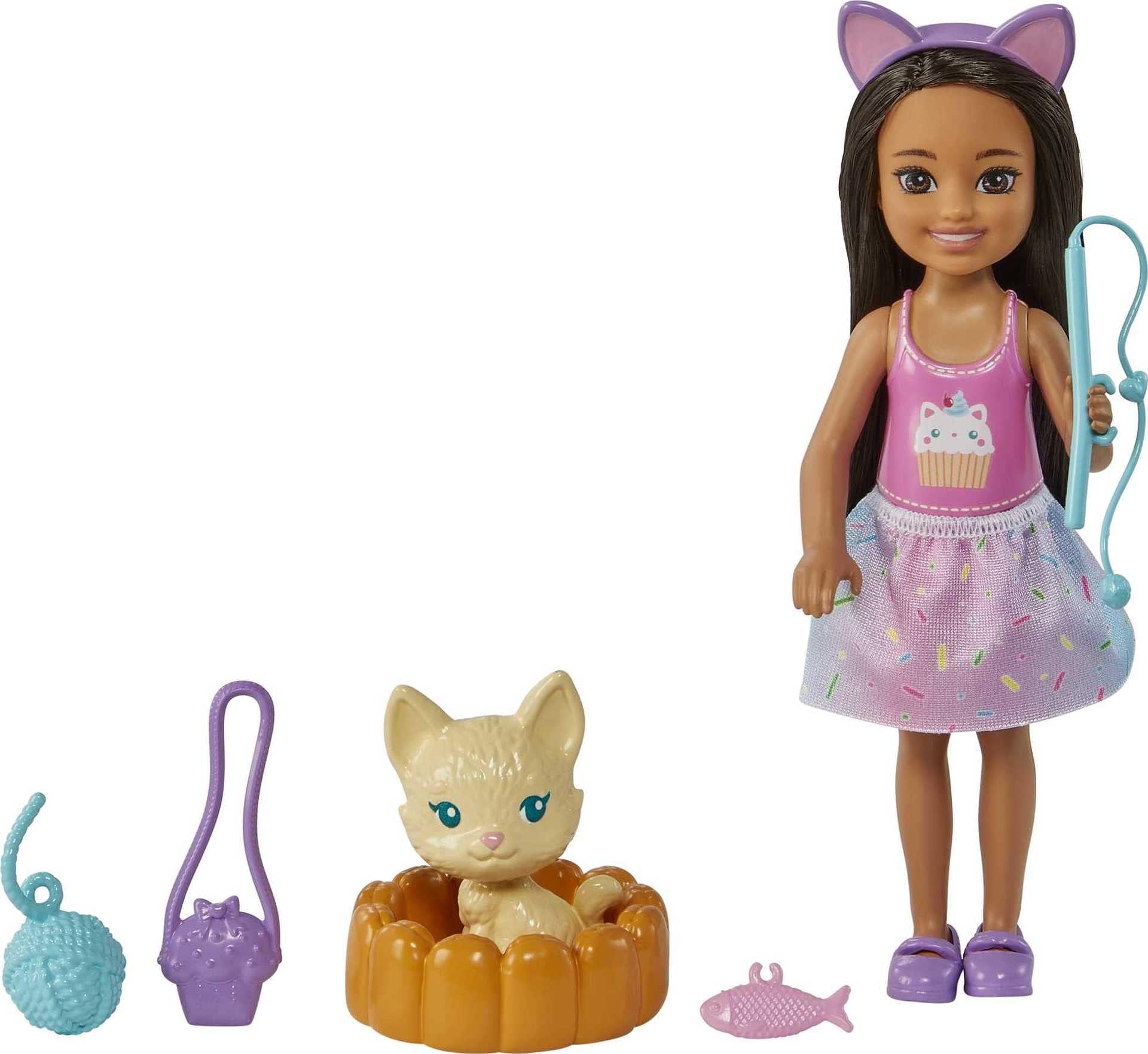 Barbie Chelsea Doll Brunette with Pet Kitten & Storytelling Accessories Including Pet Bed, Cat Toys & More, Toy for 3 Year Olds & Up, Multicolor