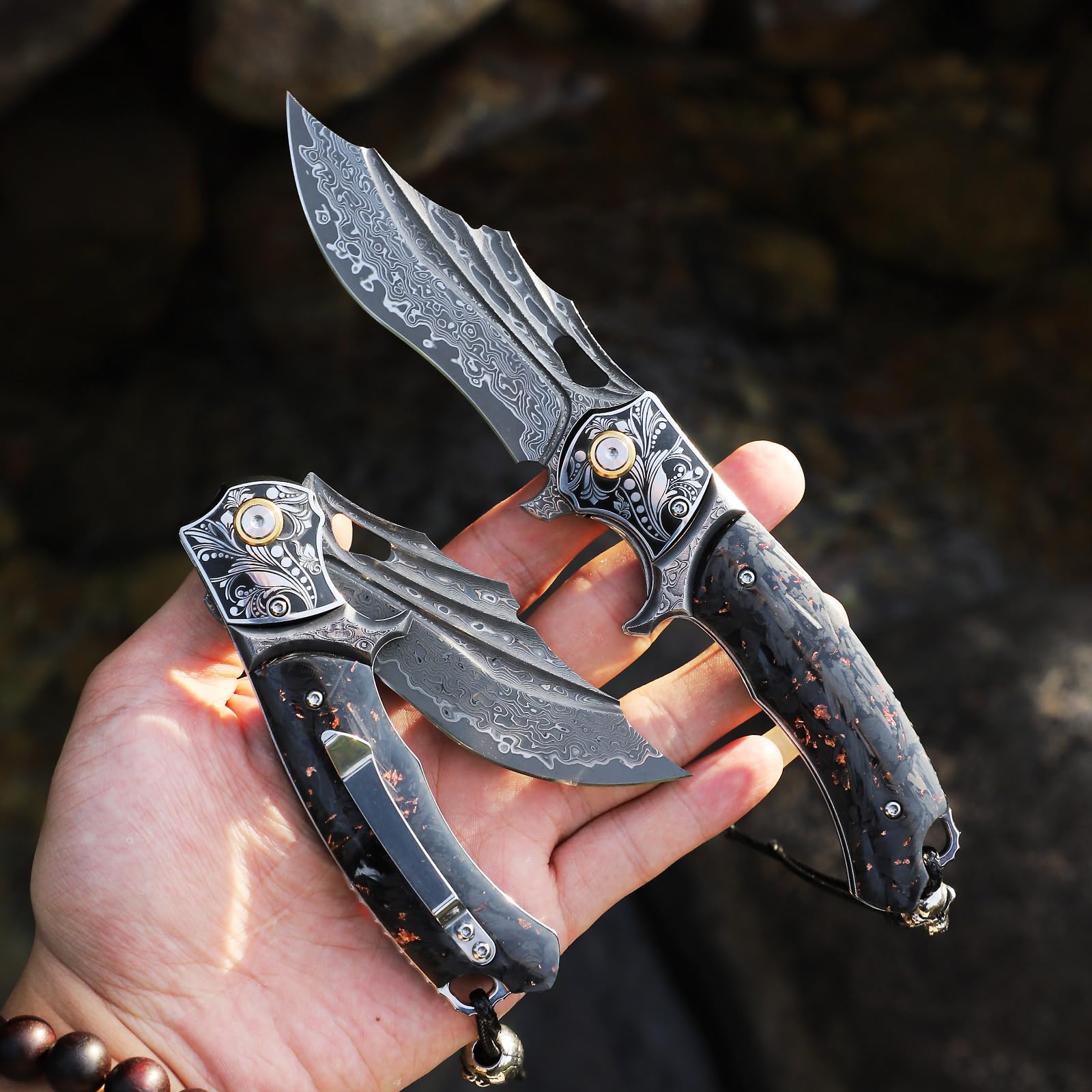 Klappmesser für Herren, 8,6" Damaszenerstahl-Klappmesser, mit Lederscheide, Taschenclip, mit Blütenblatt-Schnitzereien verziert, Griff aus Karbonfaser, ideal für Camping, Abenteuerwanderungen und als