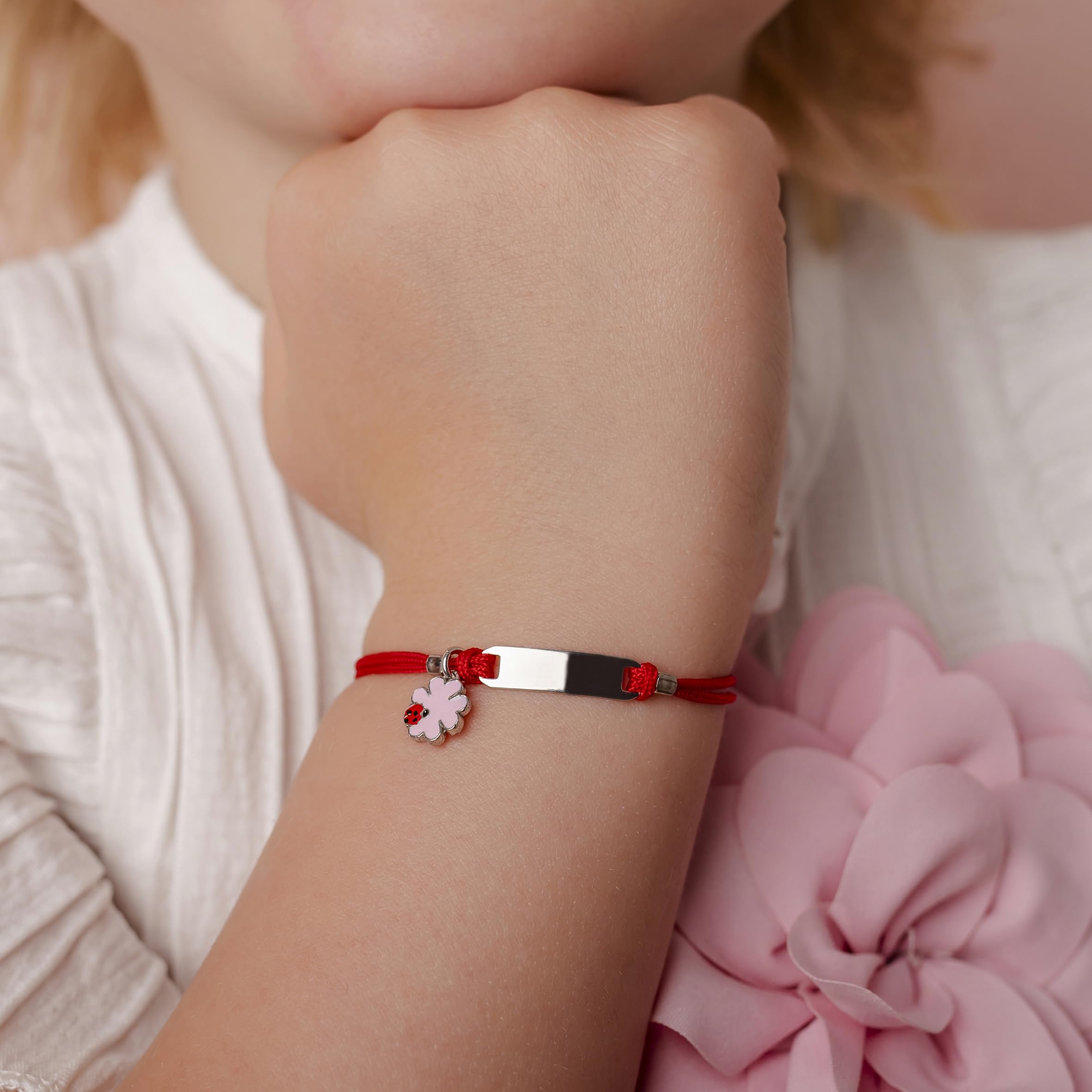 Sakrami Pulsera Plata 925 Bebé Cordón Rojo De Cuatro Hojas Kids Collection Placa Grabable + Caja de Regalo Personalizada - Pulsera para Nacimiento Comunión o Bautismo