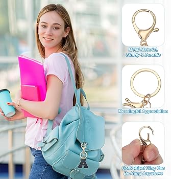 QUKE Alfabet Initiaal Letter Sleutelhanger voor Vrouwen Meisjes Hars Sleutelring voor Portemonnee Schooltas Met Bont Bal Pom, 4 x 11 x 1 cm