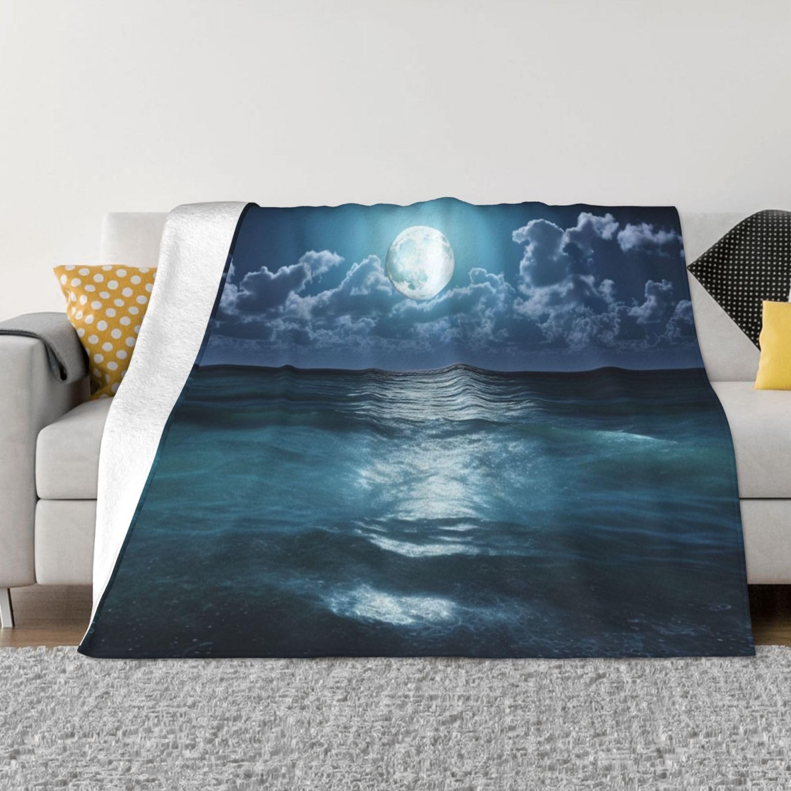 Couverture polaire legere motif lune pour soiree cocooning sur le canape du salon