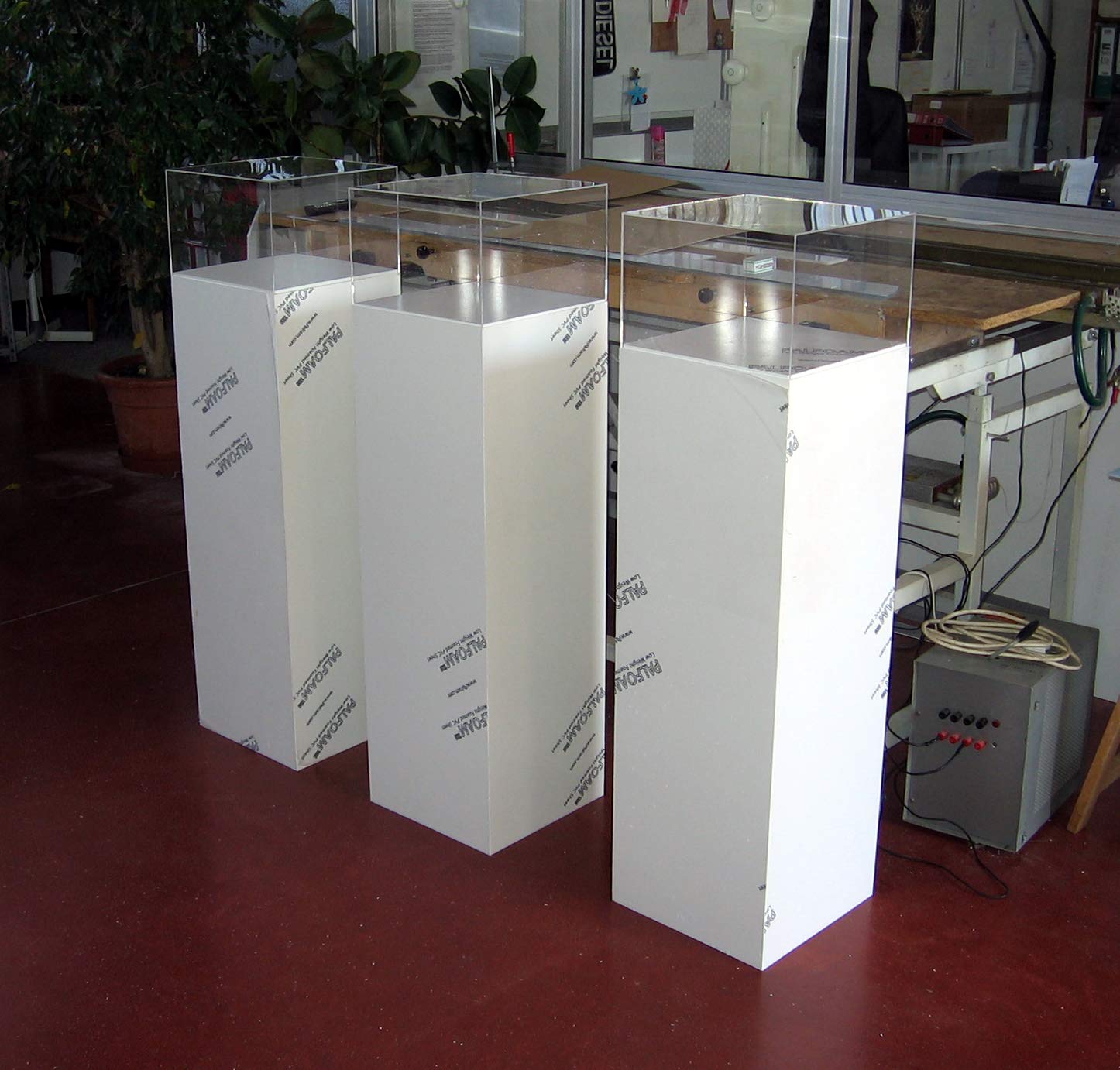 ORUS - Teca con base bianca (30 x 30 x 140(h))