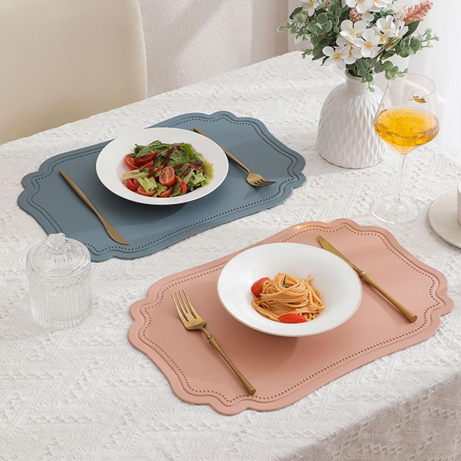 Set di 4 placemats trapuntato, 30 x 45 cm, sotto piatto rosa, tinta unita, irregolare in pelle PVC