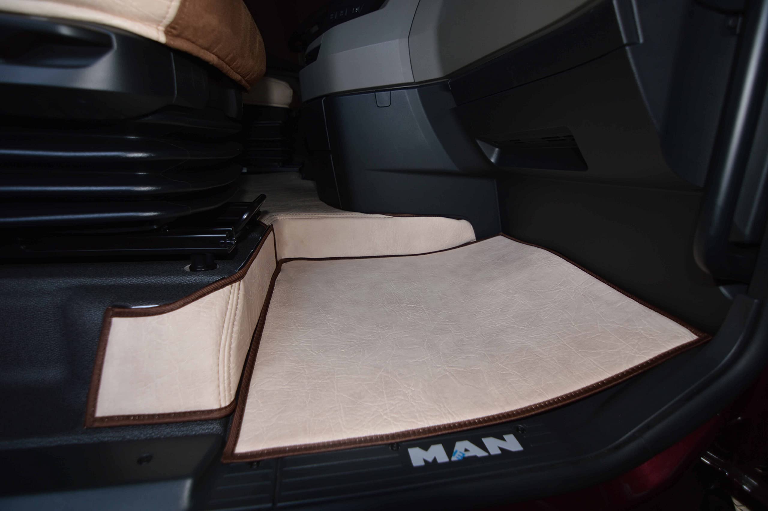 IKW Fußmatten für Man TGX ab 2020 aus Eco-Leder Beige | IKW Zubehör Innenraum - Zubehör aus Komfort-Schaum - Rutschfester Belag auf dem Gesamten Boden