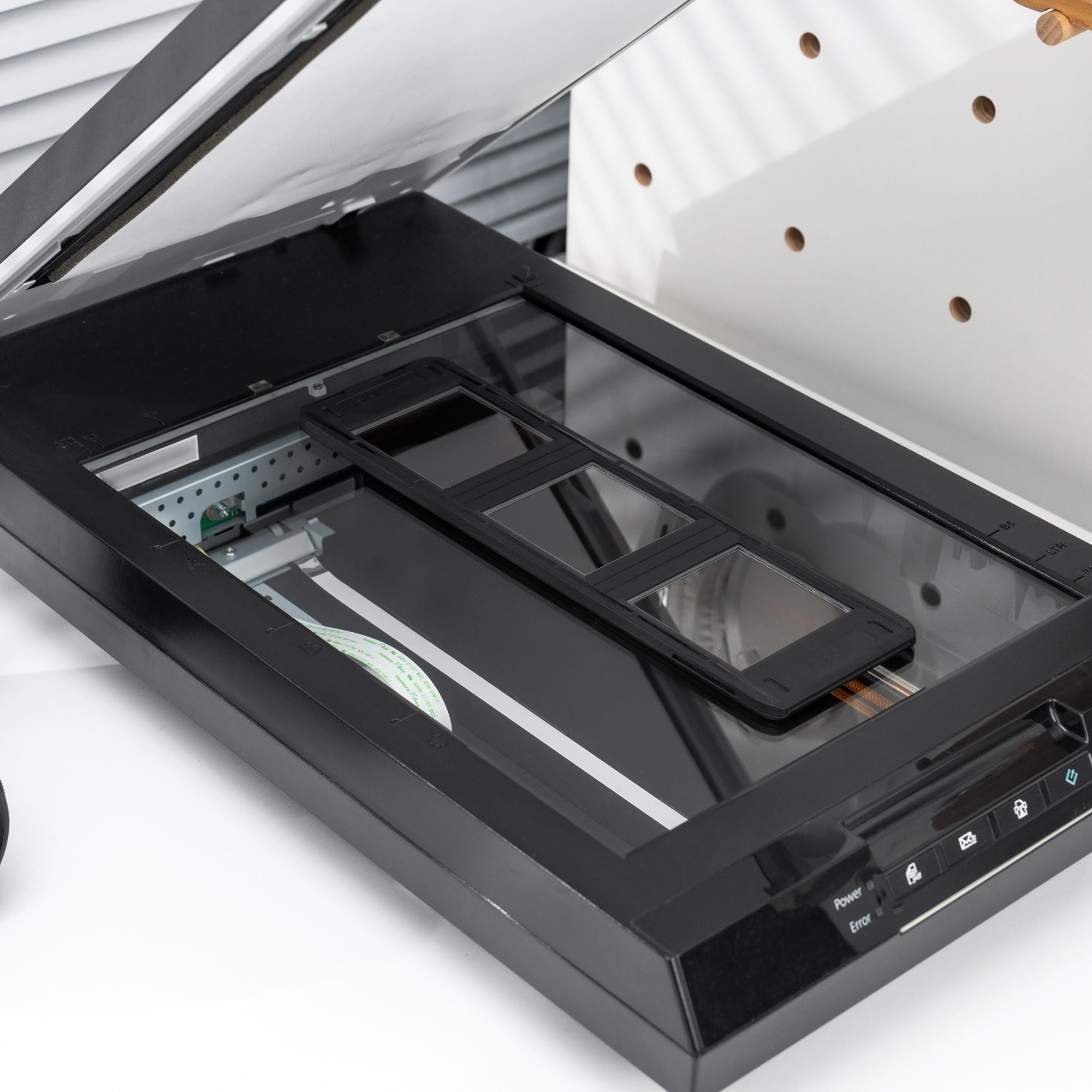 JJC 120 Negative Filmhalter für 3 Stück 6×6 Format Dias, Mittelformat Negativfoto Scanmaske Magnetabdeckung Passend für Flachbettscanner mit Hintergrundbeleuchtung