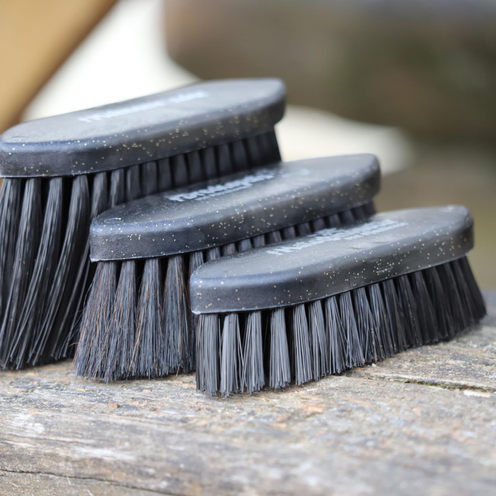RL24 - Pferde Bürsten-Set Soulhorse von Haas (5-teilig) – schwarz | inkl. Kardätsche, Kombikardätsche & Mähnenbürsten – entfernt Staub, groben Schmutz & Haare – Pferdezubehör