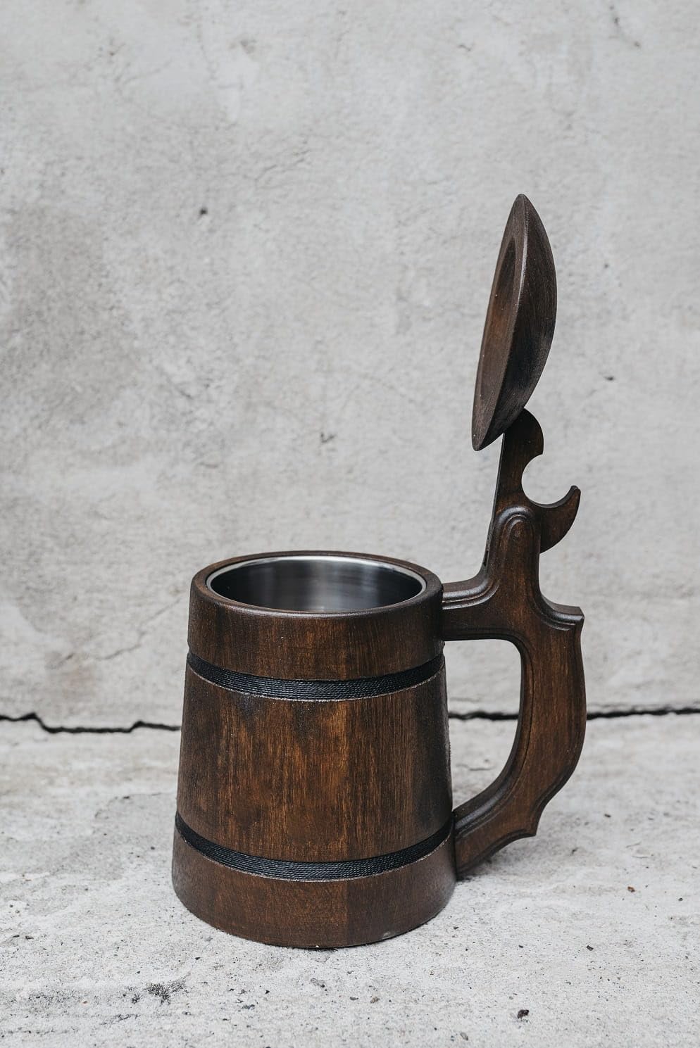 Giftstory Rustikaler Bierkrug Traditioneller Krug Holzkrug aus Eichenholz mit Gravur 550ml | Fantasy, Wikinger, D&D Design | Geschenk für Männer, Papa, Opa & Mittelalter-Fans