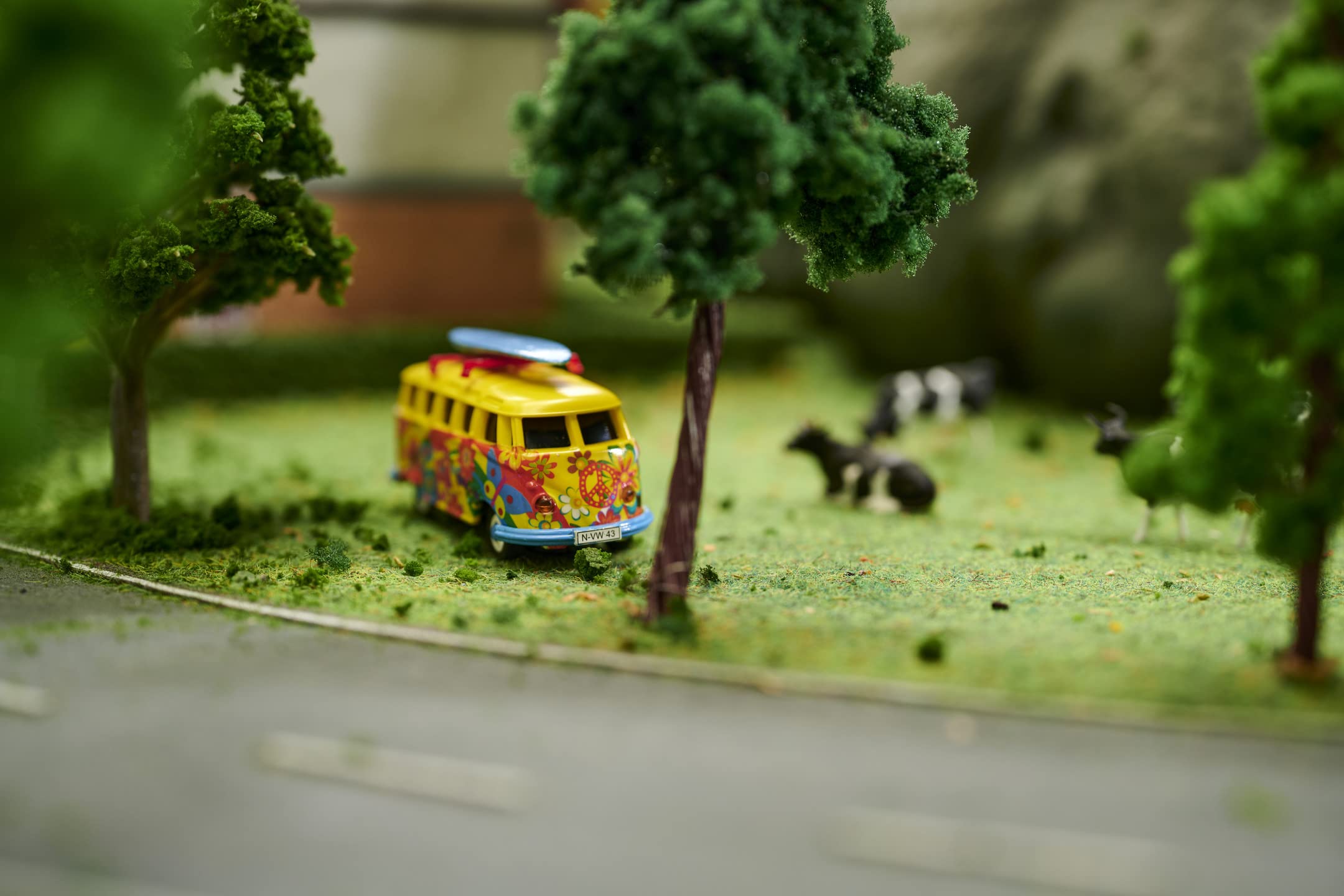 Carson 500504150 1:87 VW T1 Bus Flower Power 100% RTR - Fahrfertiges Modell, 2.4 GHz Fernsteuerung mit Ladeanschluss, inkl. 4xAAA Senderbatterien, mit LED Beleuchtung, Anleitung