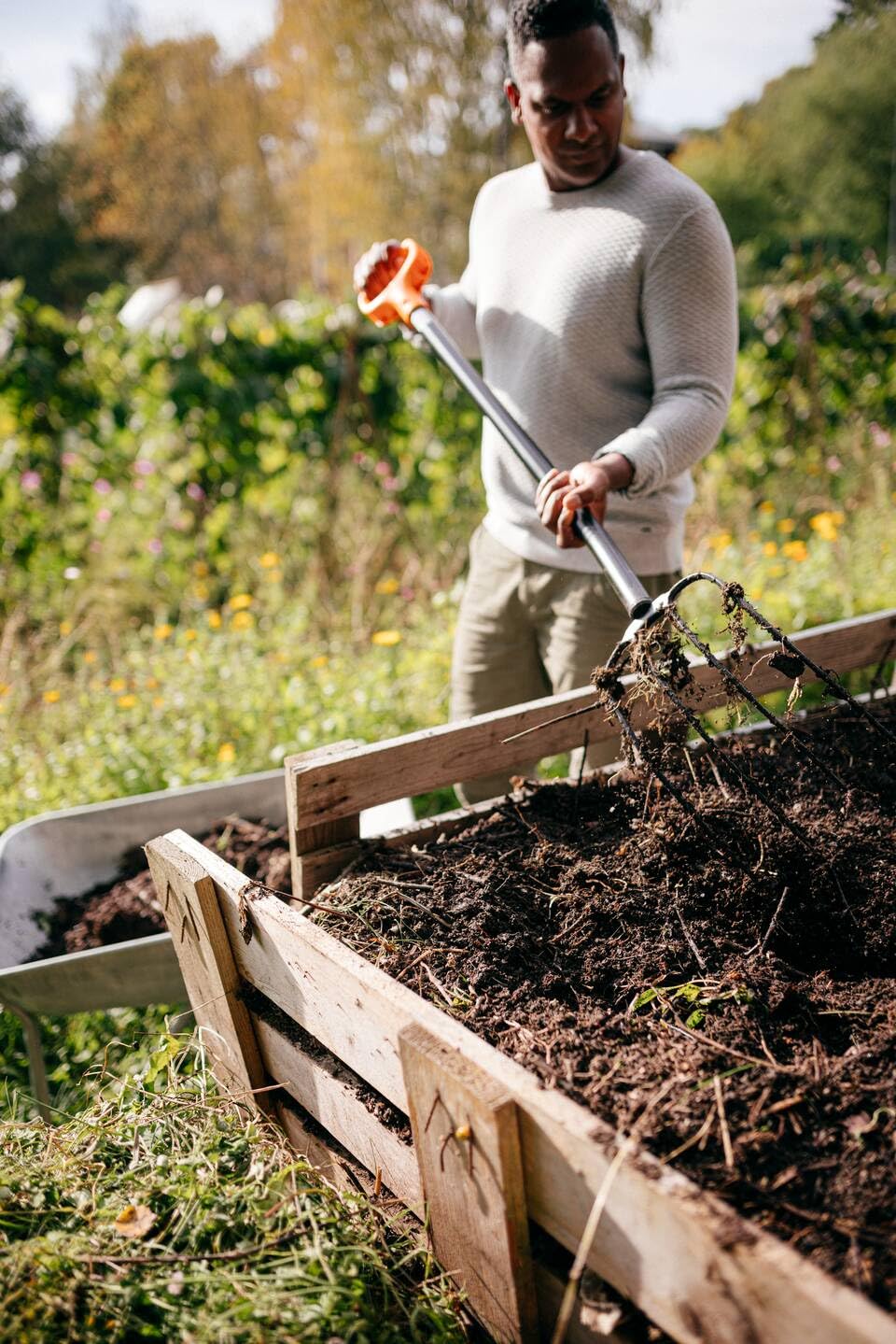 Fiskars Horca para compostar con 4 púas, Longitud: 126 cm, Púas de acero de calidad/Mango de plástico reforzado con fibra de vidrio, Negro/Naranja, Solid, 1070674