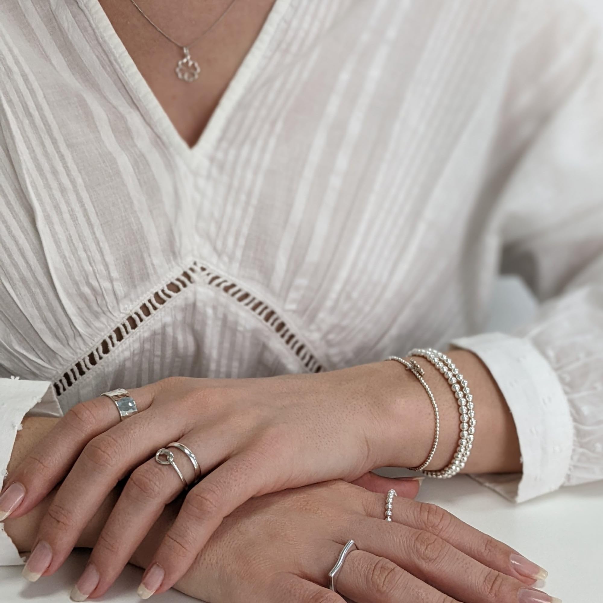 Silverly 4mm Sterling Silber Perlenarmband | 925er Massivsilberarmbänder für Damen | Stapelbare Armbänder mit Elastischen Perlen für Teenager-Mädchen | Runder Ball Verstellbares Stretch-Design