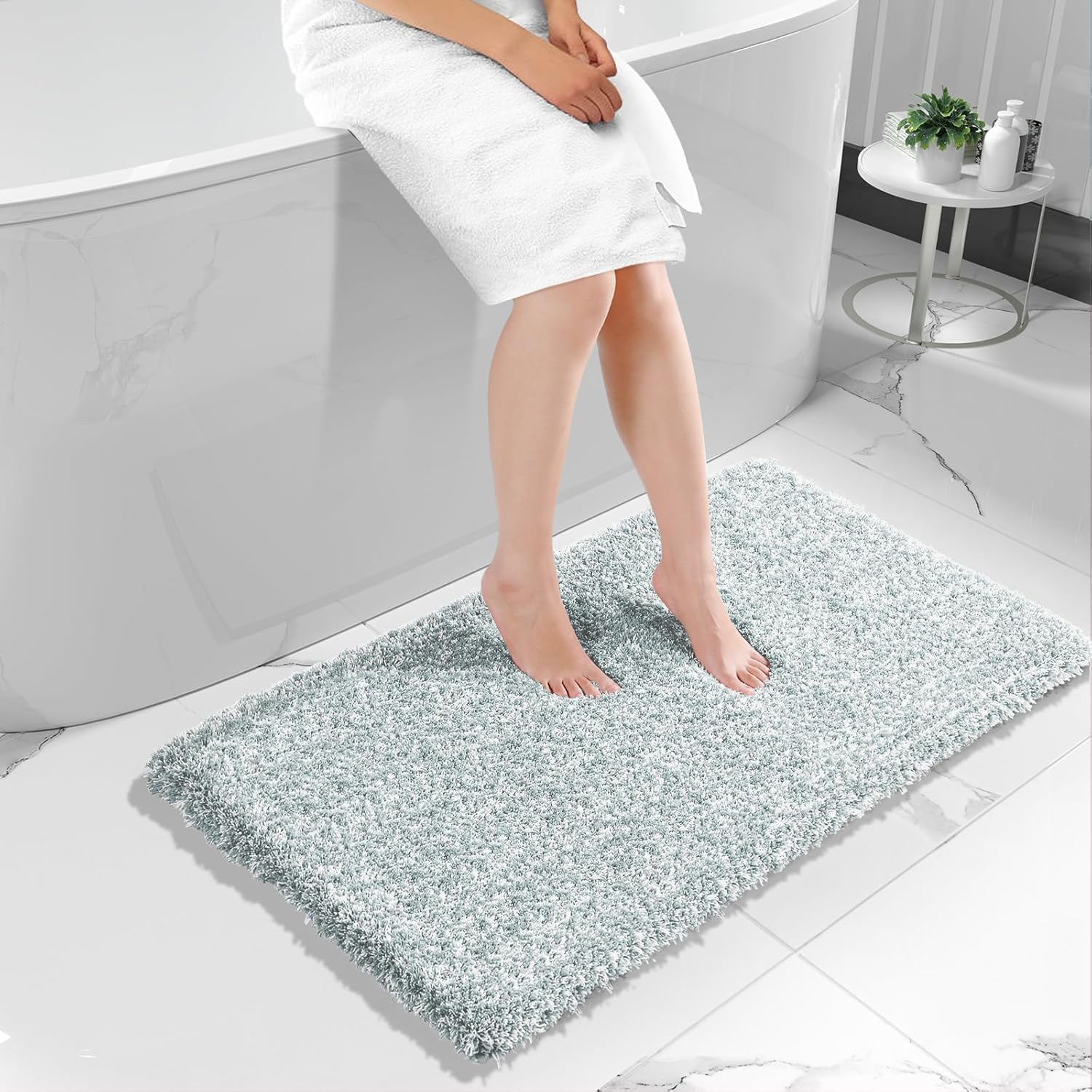 Yimobra Bath Mat, Super Shaggy Soft Comfortable Non Slip, Water Absorbent Microfiber Bath Mat, Dries Quickly, Machine Washable Thick Bathroom Floor Rugs for Shower, 120 x 61 cm, Light Blue and White