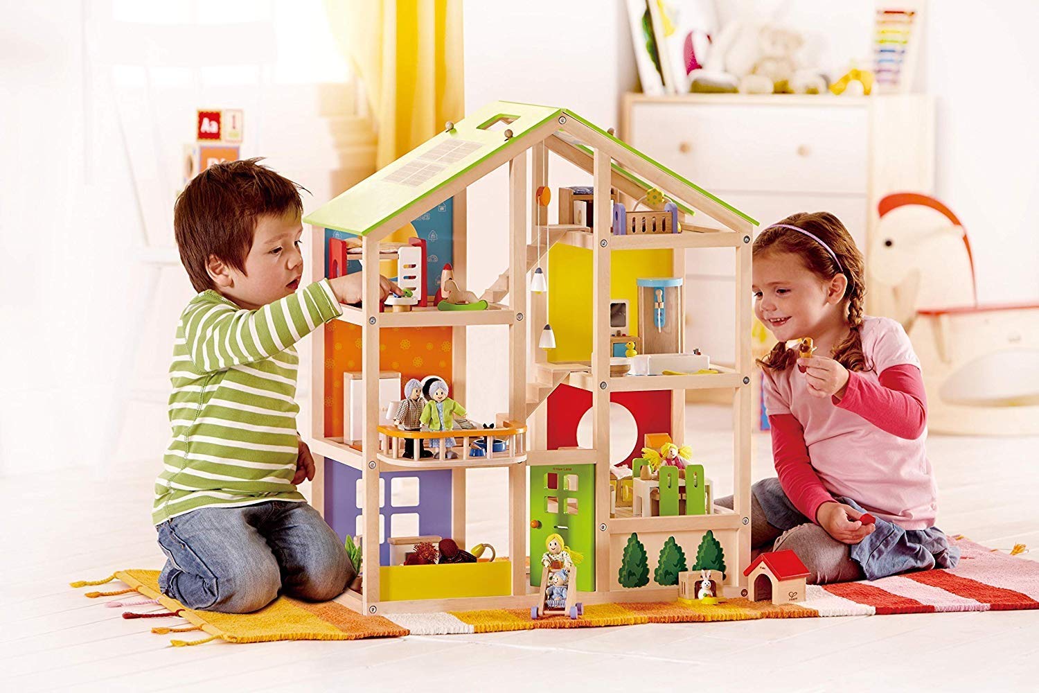 Hape Puppenhaus, alle Jahreszeiten, möbliert – für Kinder ab 2 Jahren – ideal für Rollenspiele, Kommunikation und Austausch – lustiges & lustiges Spiel – Robustes Holz mit lösungsmittelfreier Farbe