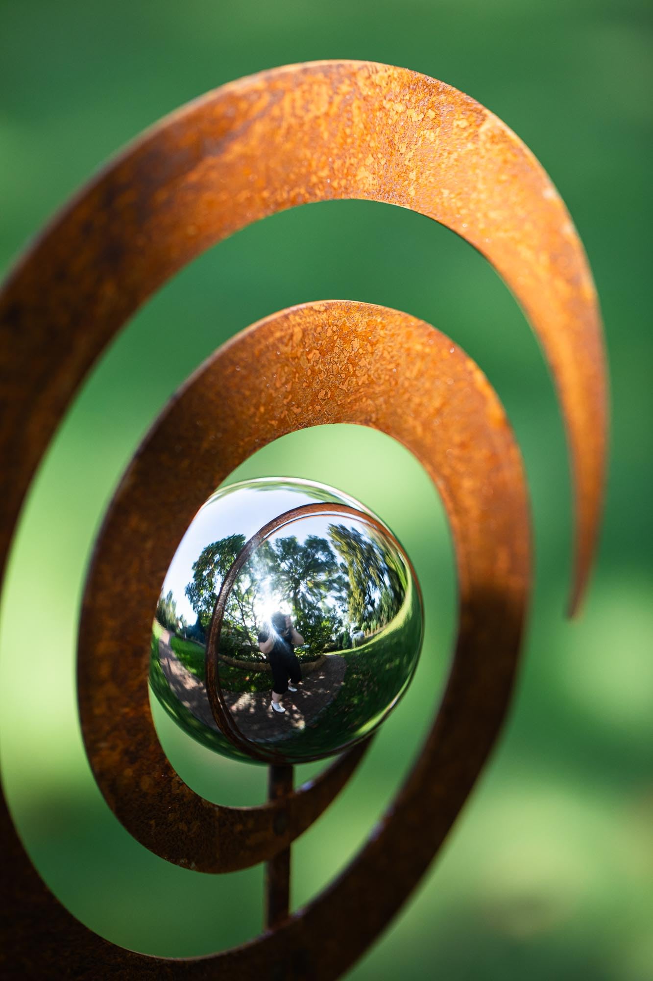 Bornhöft Gartenstecker Blume Metall Gartendeko Rost Edelrost rostiger Beetstecker 110cm Deko Rostfigur für den Garten mit Edelstahl Kugel (Kreisel Edelstahl)