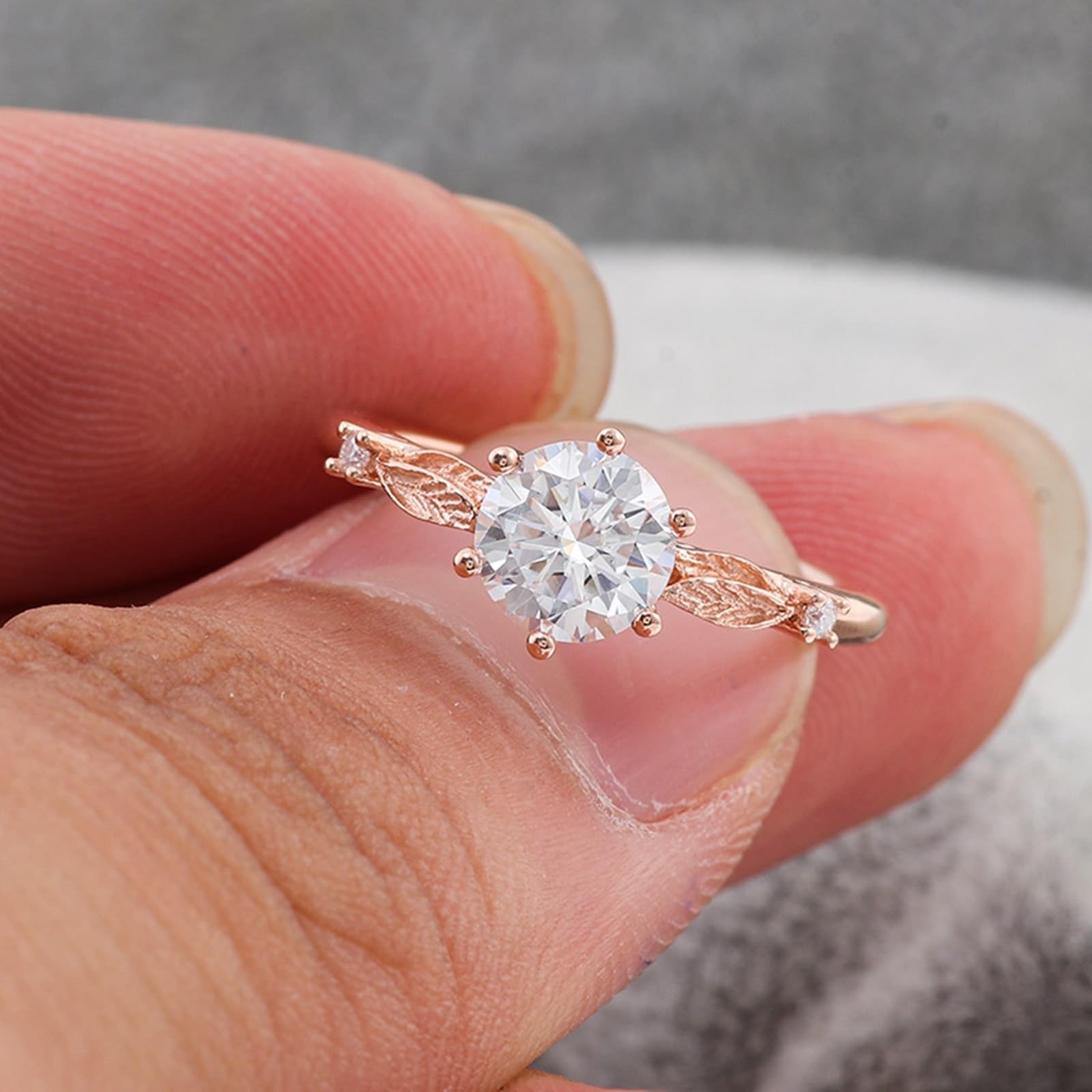 Wycian Anello di fidanzamento moissanite 9 K foglia oro rosa con 6 artigli. Moissanite rotonda misura 45 (14,3) elegante per lesbiche incisione natale