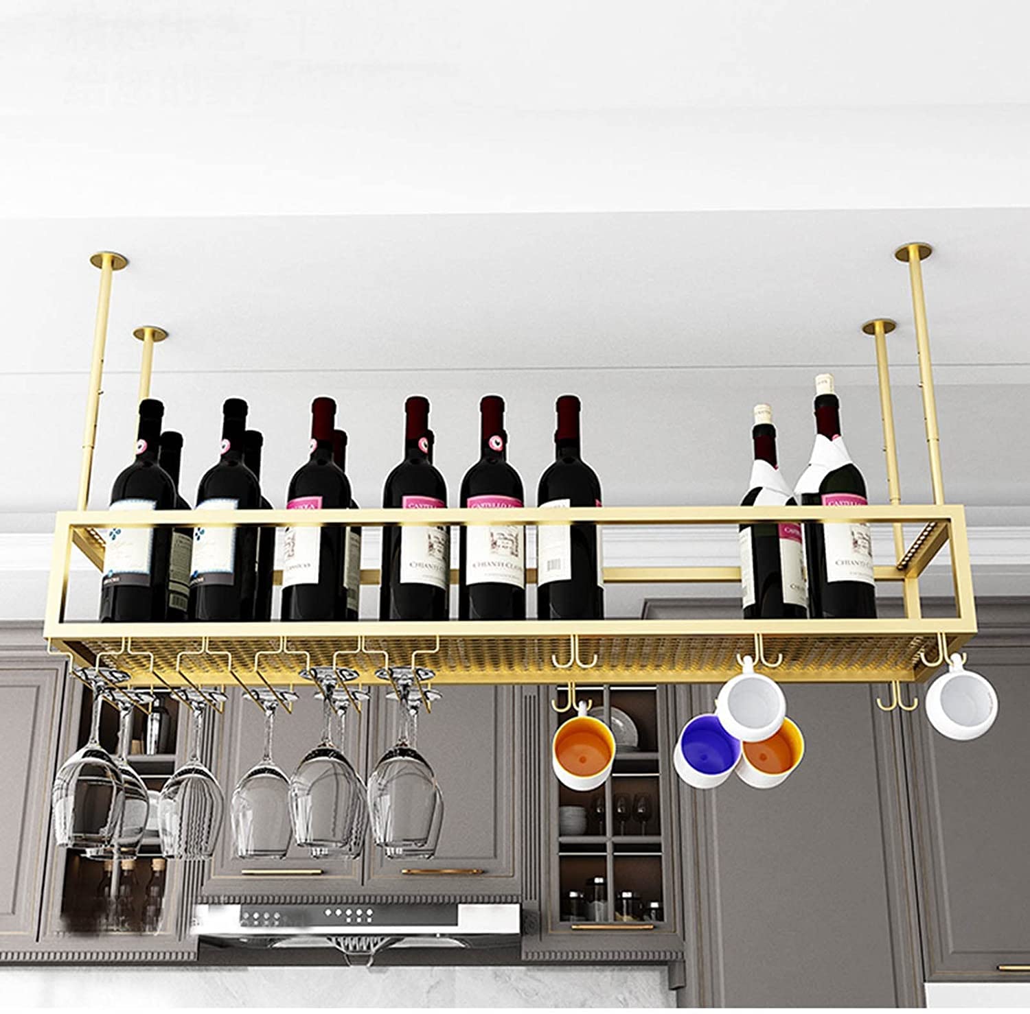 Étagère à vin suspendue pour une ambiance bistrot chic dans la cuisine