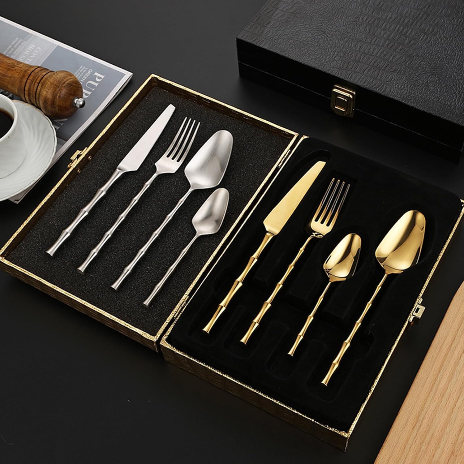Ce Service de Couverts doré Mat pour 8 Personnes Comprend 18 Couverts en Acier Inoxydable avec Manches martelés. Idéal pour la Maison, la Cuisine et Les Mariages. Compatible Lave-Vaisselle,
