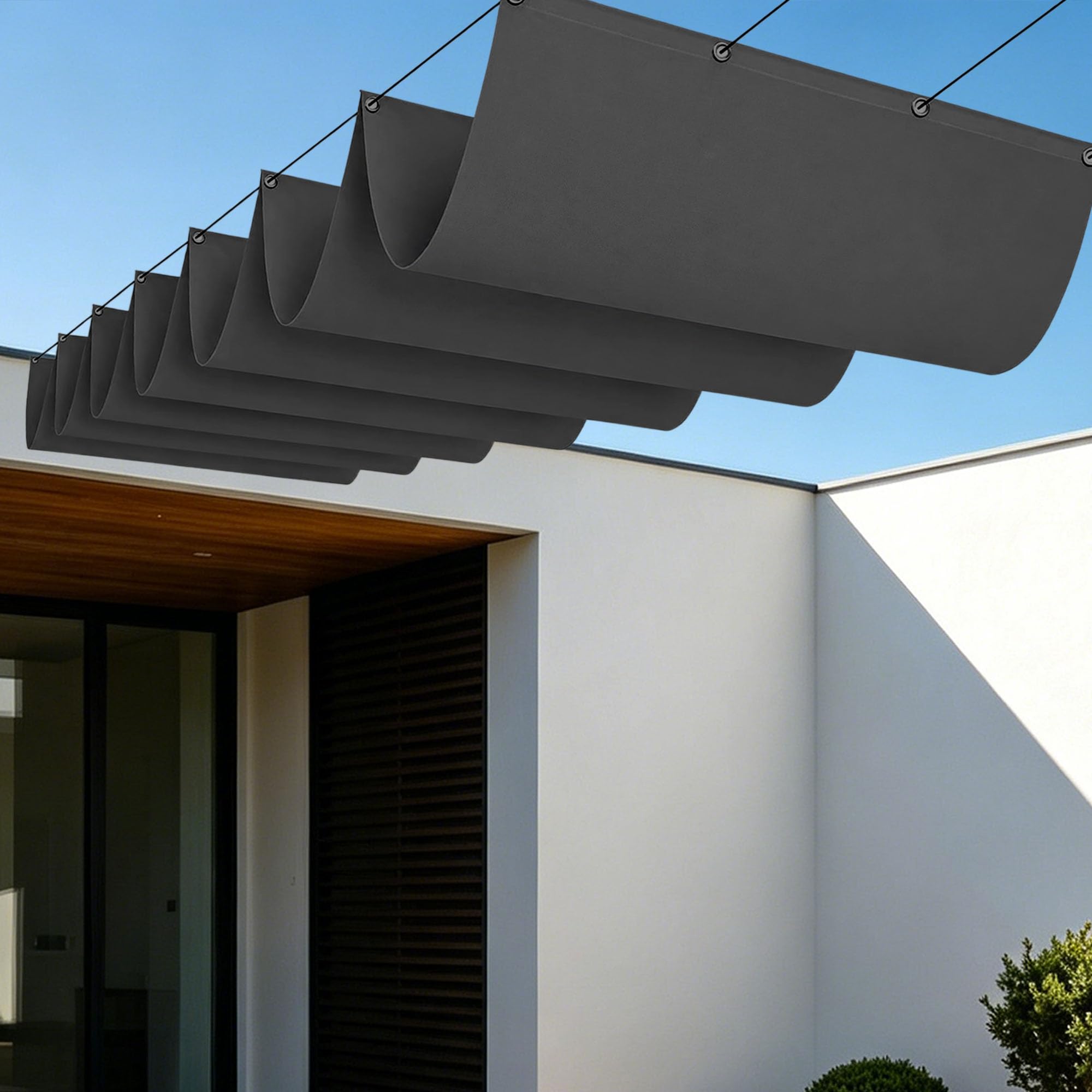 Voile d'ombrage gris foncé pour ombrager le repas sur la terrasse