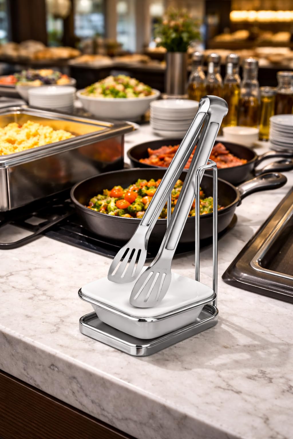 Poggiapiedi con pinza inclusa | Supporto da cucina in acciaio inox con piatto in ceramica | Design verticale antigoccia | Argento (SILVER)